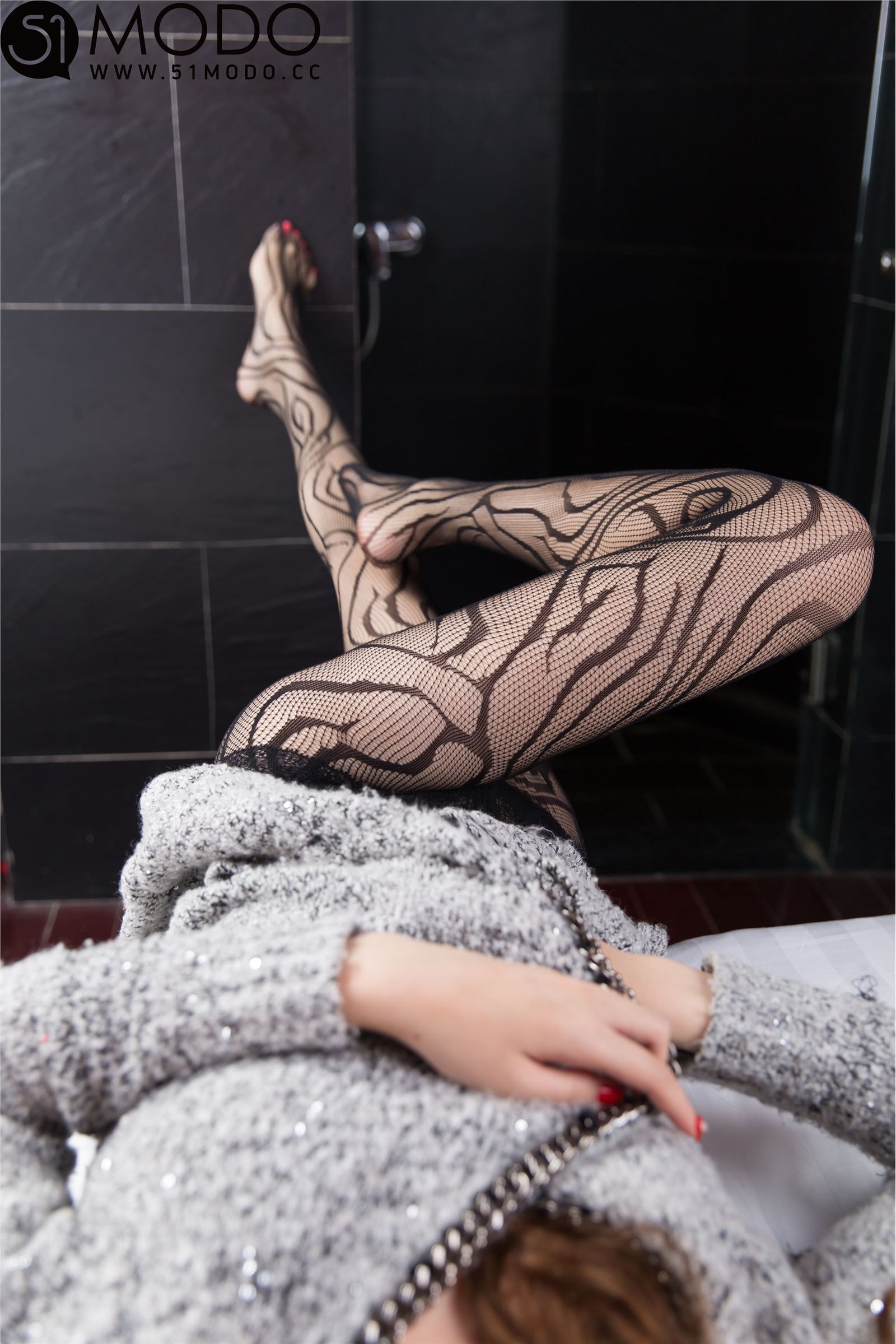 [51MODO杂志] 2014.11.12 vol.001 紧身胶衣凸显美感