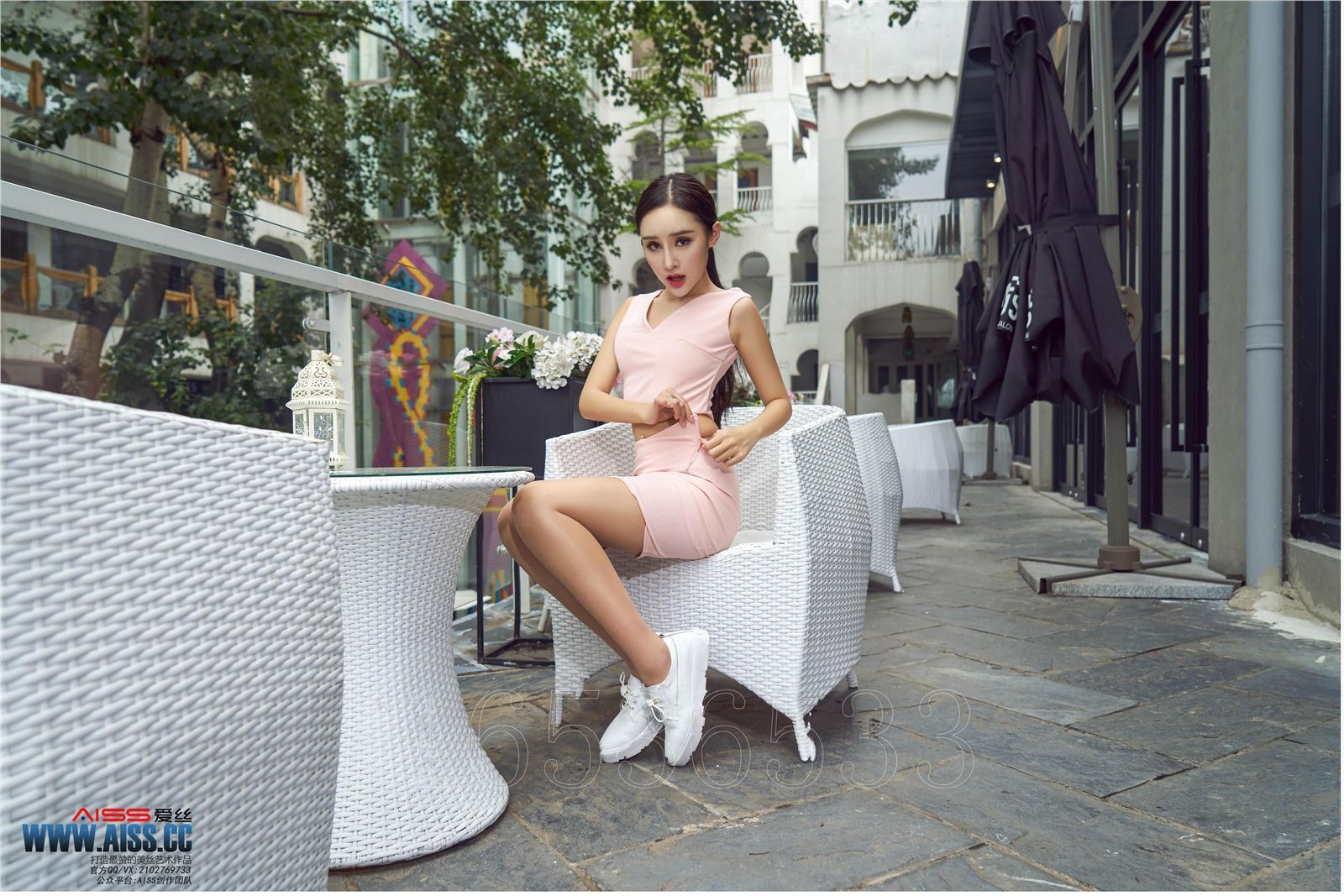 [AISS爱丝]丝袜美腿外拍 4108 欣杨 街角美人