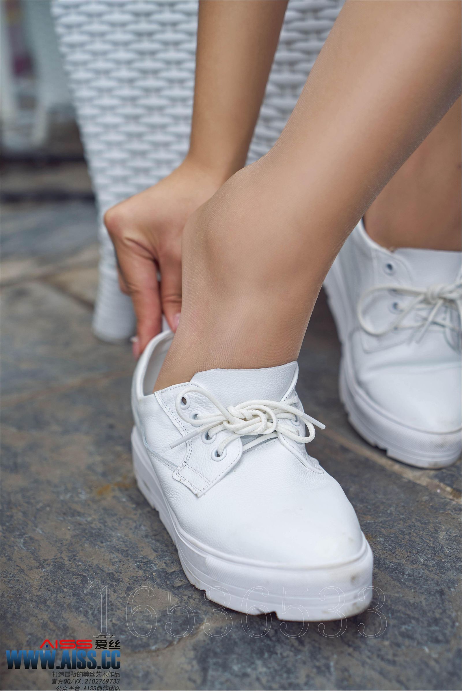 [AISS爱丝]丝袜美腿外拍 4108 欣杨 街角美人