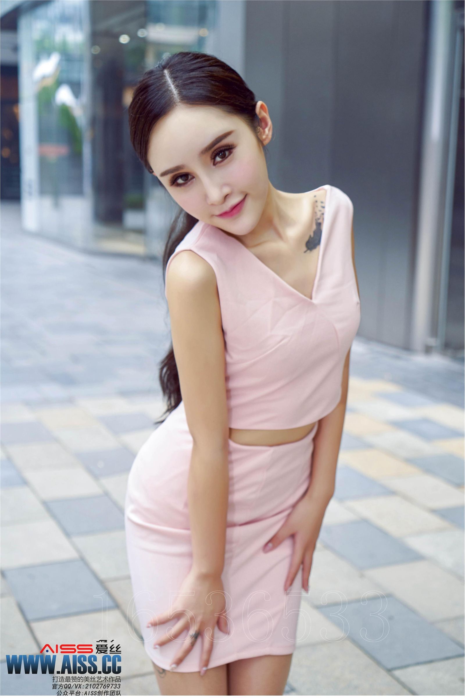 [AISS爱丝]丝袜美腿外拍 4108 欣杨 街角美人