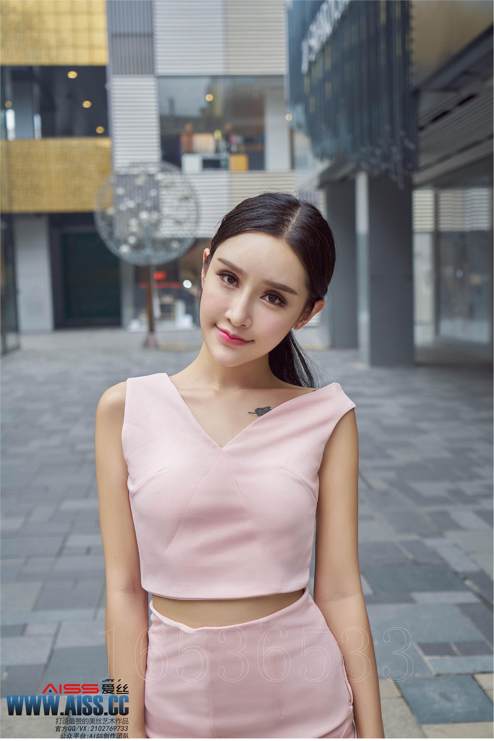 [AISS爱丝]丝袜美腿外拍 4108 欣杨 街角美人
