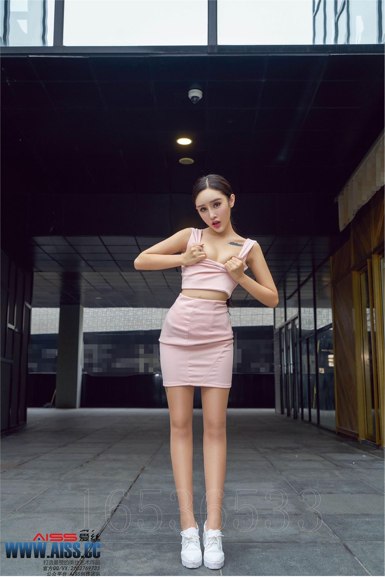 [AISS爱丝]丝袜美腿外拍 4108 欣杨 街角美人