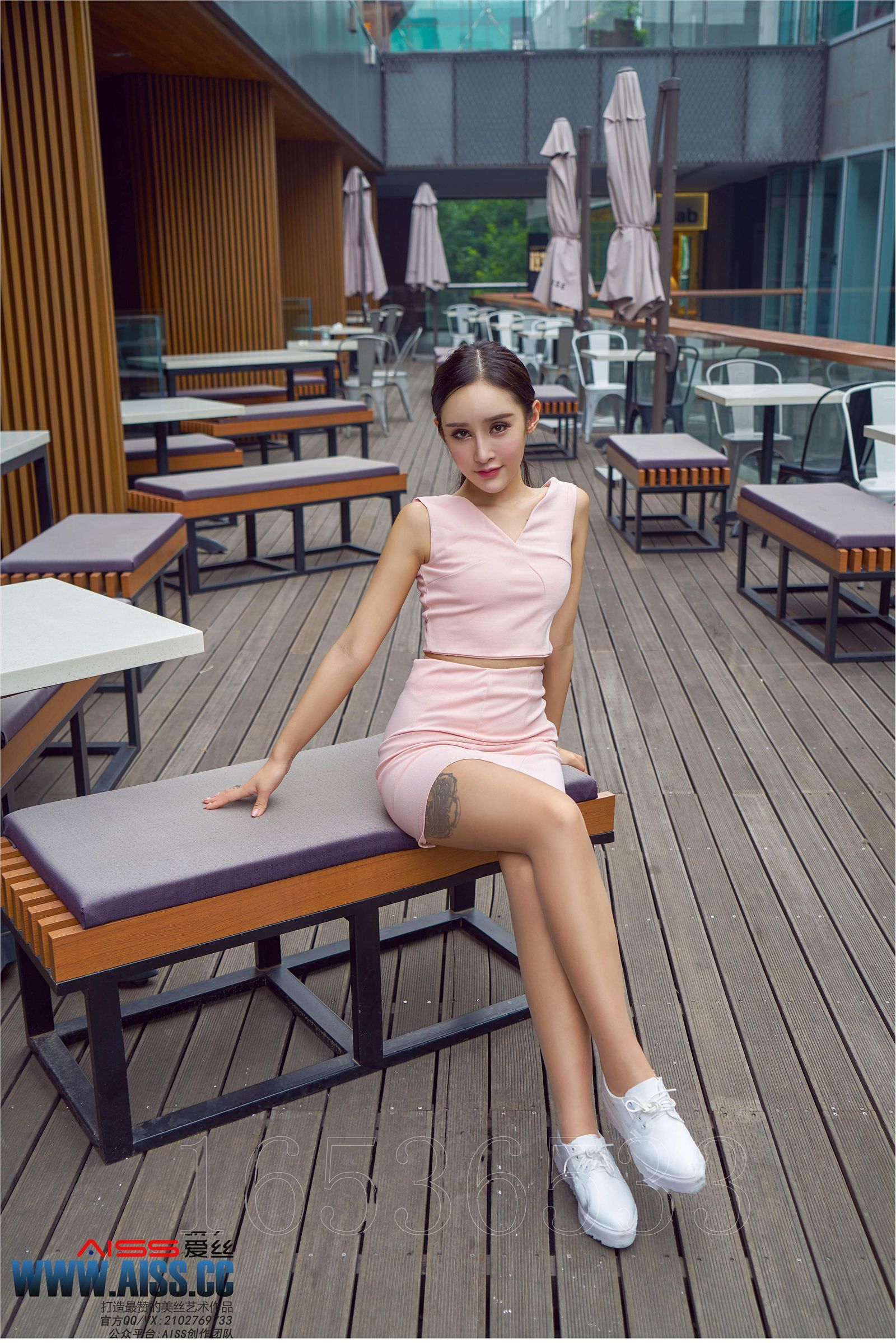 [AISS爱丝]丝袜美腿外拍 4108 欣杨 街角美人