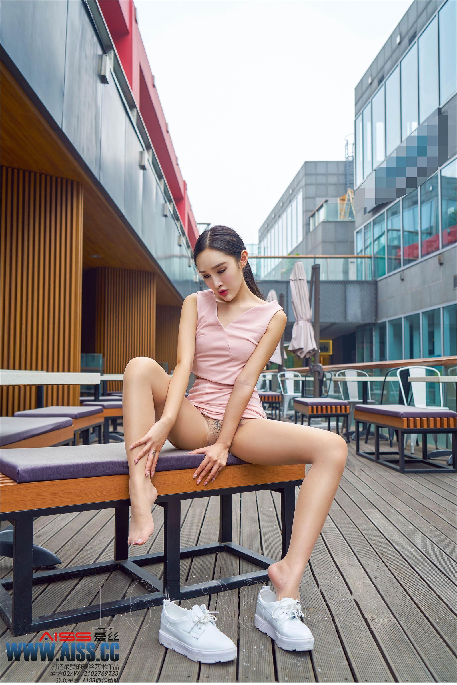 [AISS爱丝]丝袜美腿外拍 4108 欣杨 街角美人
