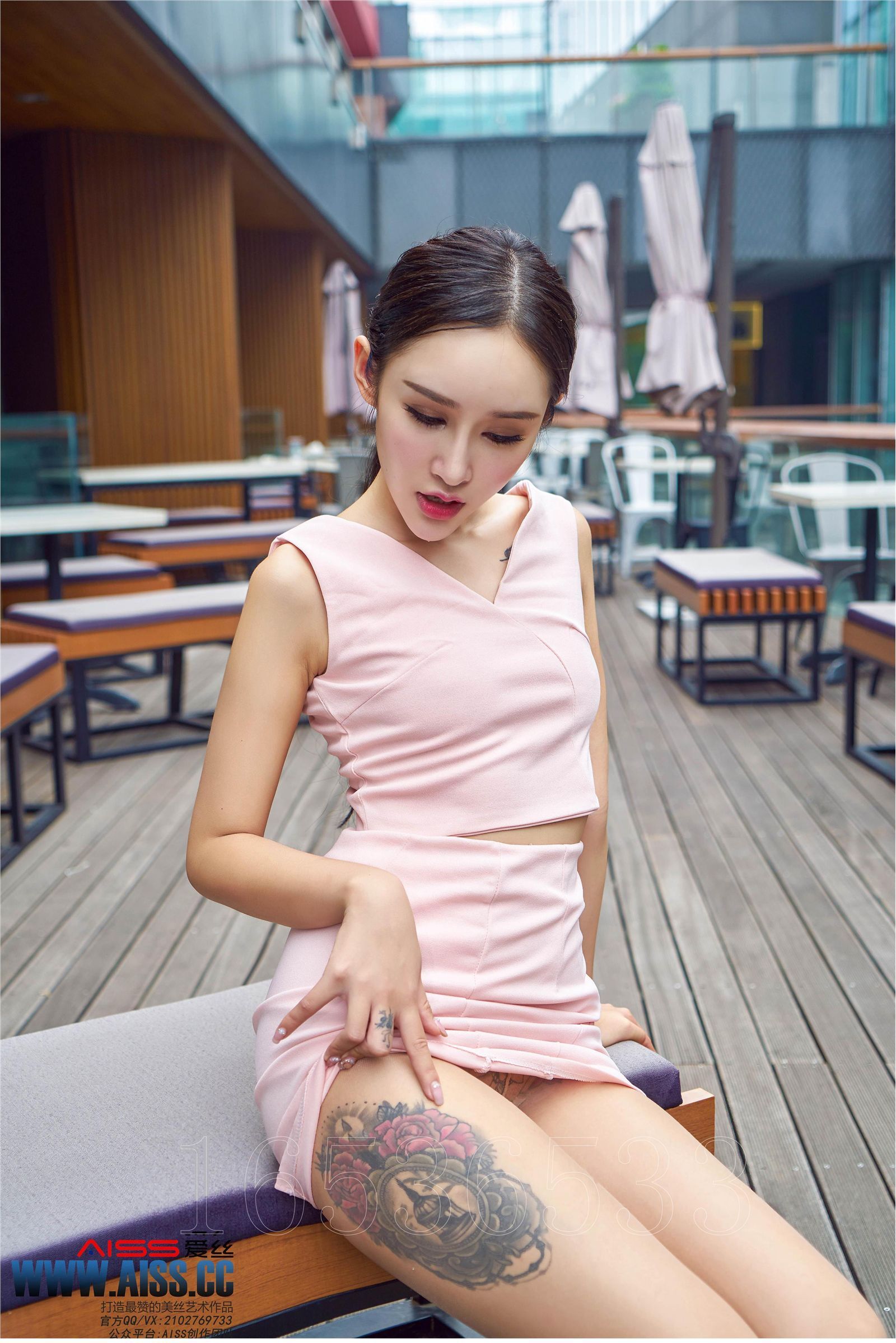 [AISS爱丝]丝袜美腿外拍 4108 欣杨 街角美人