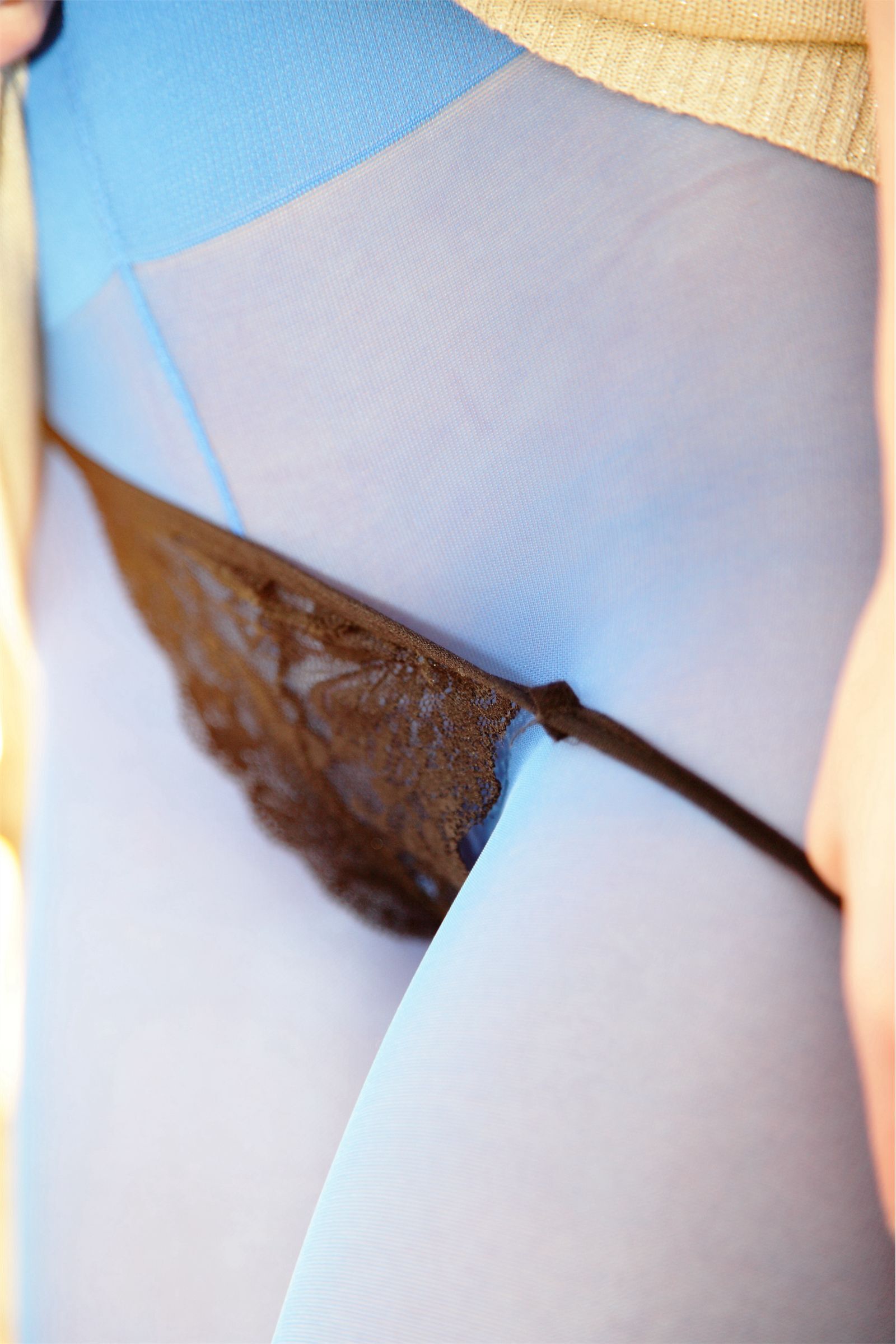 [AISS爱丝]丝袜美腿外拍 NO.011通勤公交站