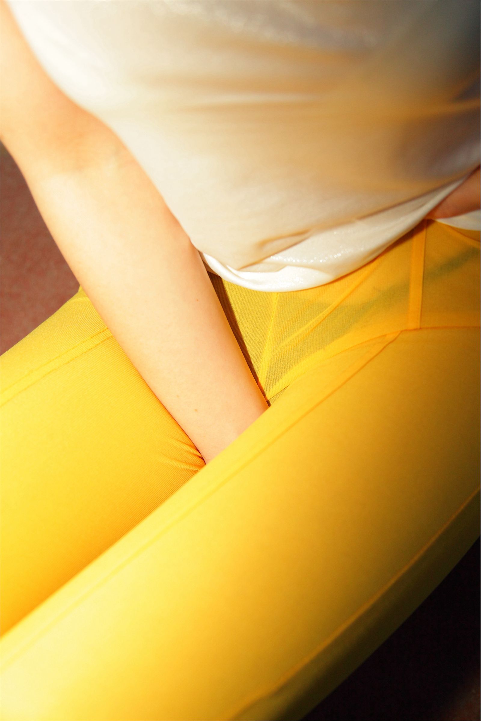 [AISS爱丝]丝袜美腿外拍 NO.012紧身裤 模特 欣欣