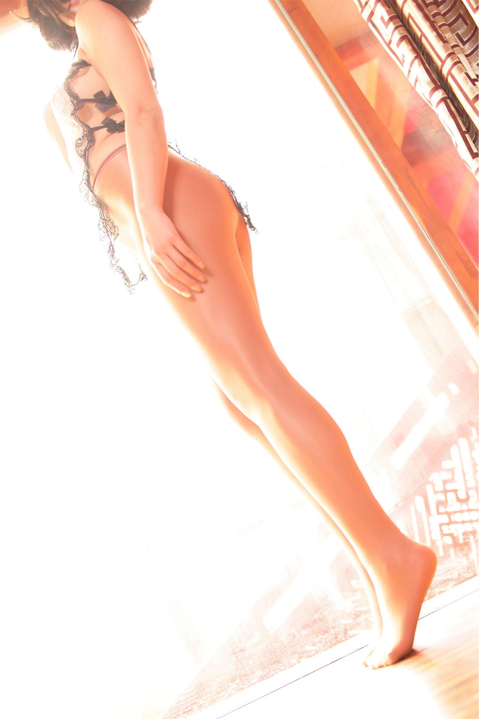 [AISS爱丝]丝袜美腿外拍 NO.018古色古香的油亮丝