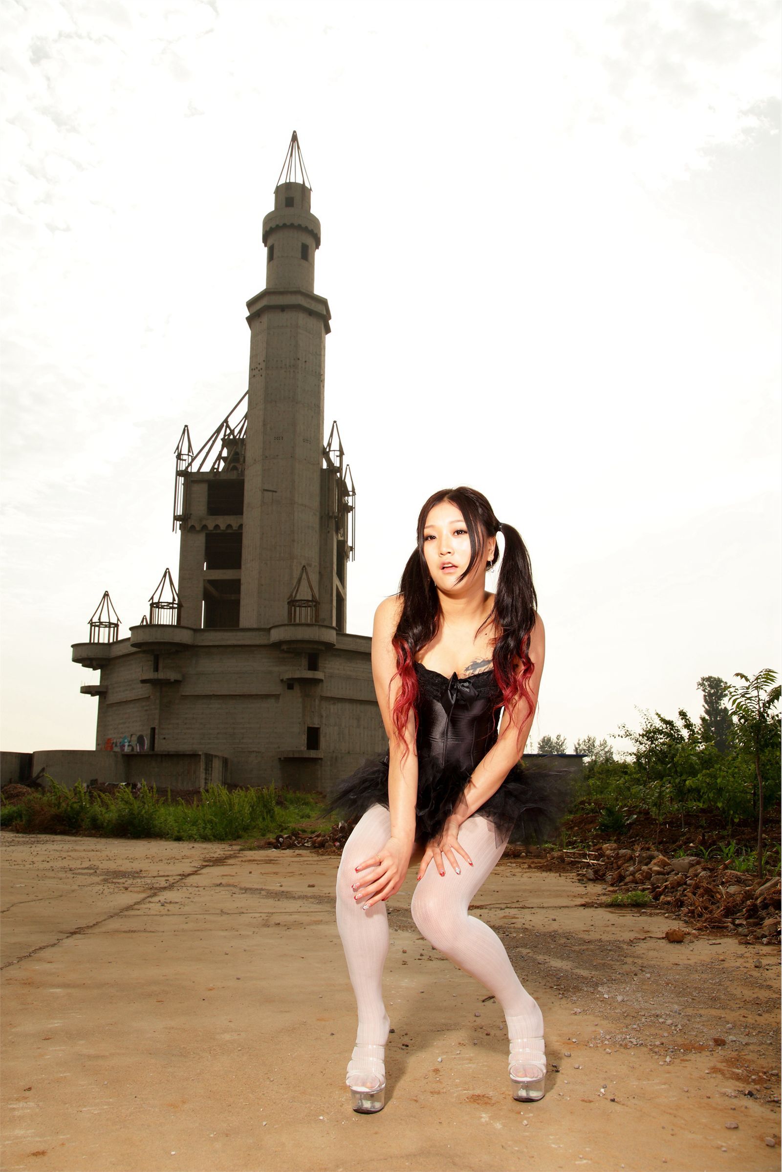 [AISS爱丝]丝袜美腿外拍 NO.019古堡媚丝