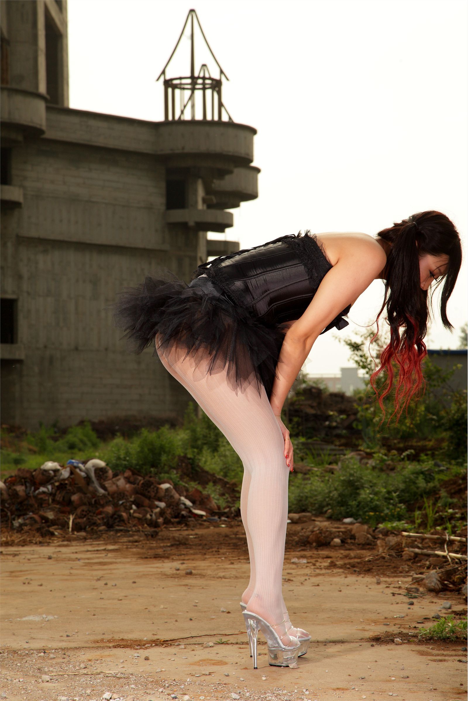 [AISS爱丝]丝袜美腿外拍 NO.019古堡媚丝