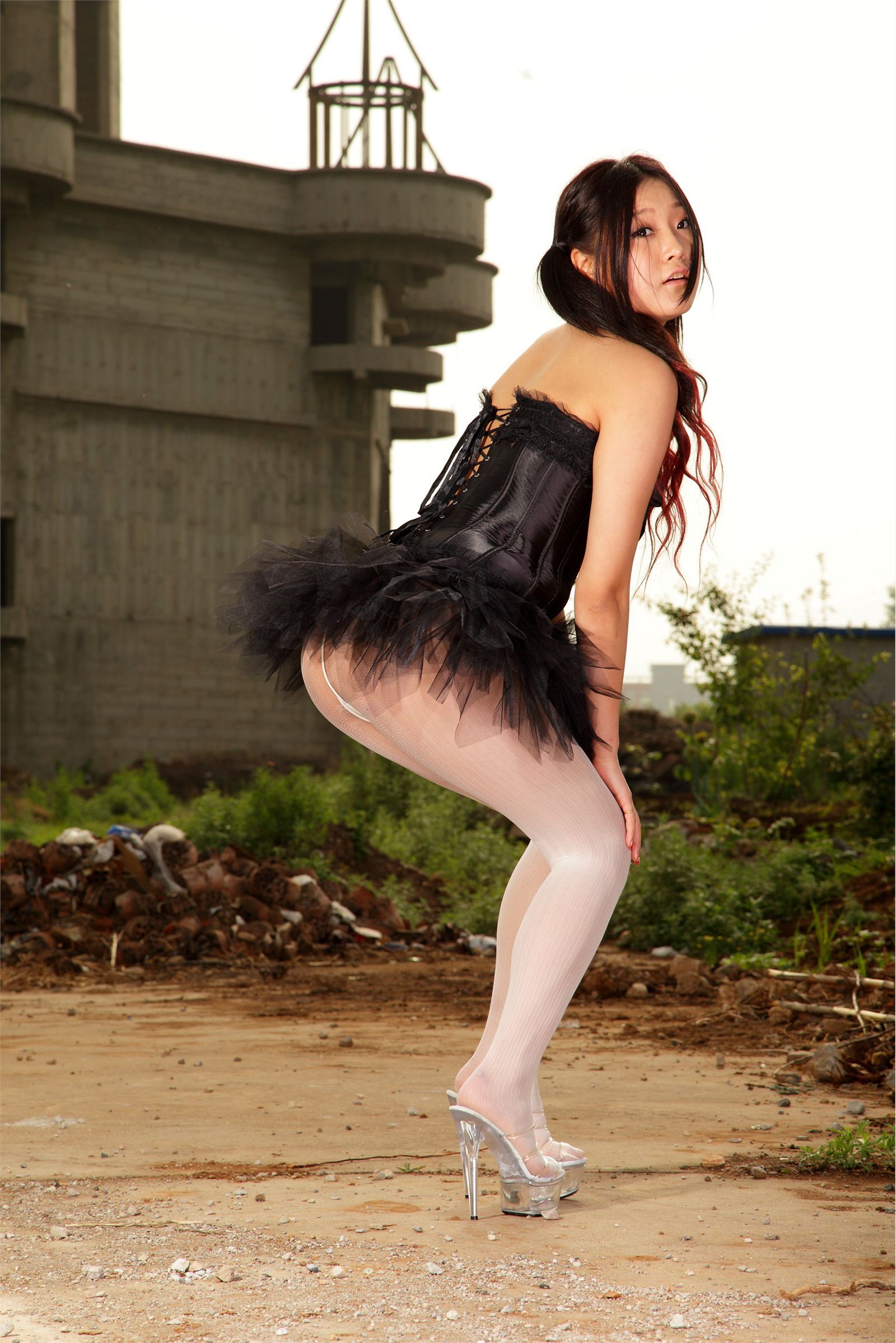 [AISS爱丝]丝袜美腿外拍 NO.019古堡媚丝