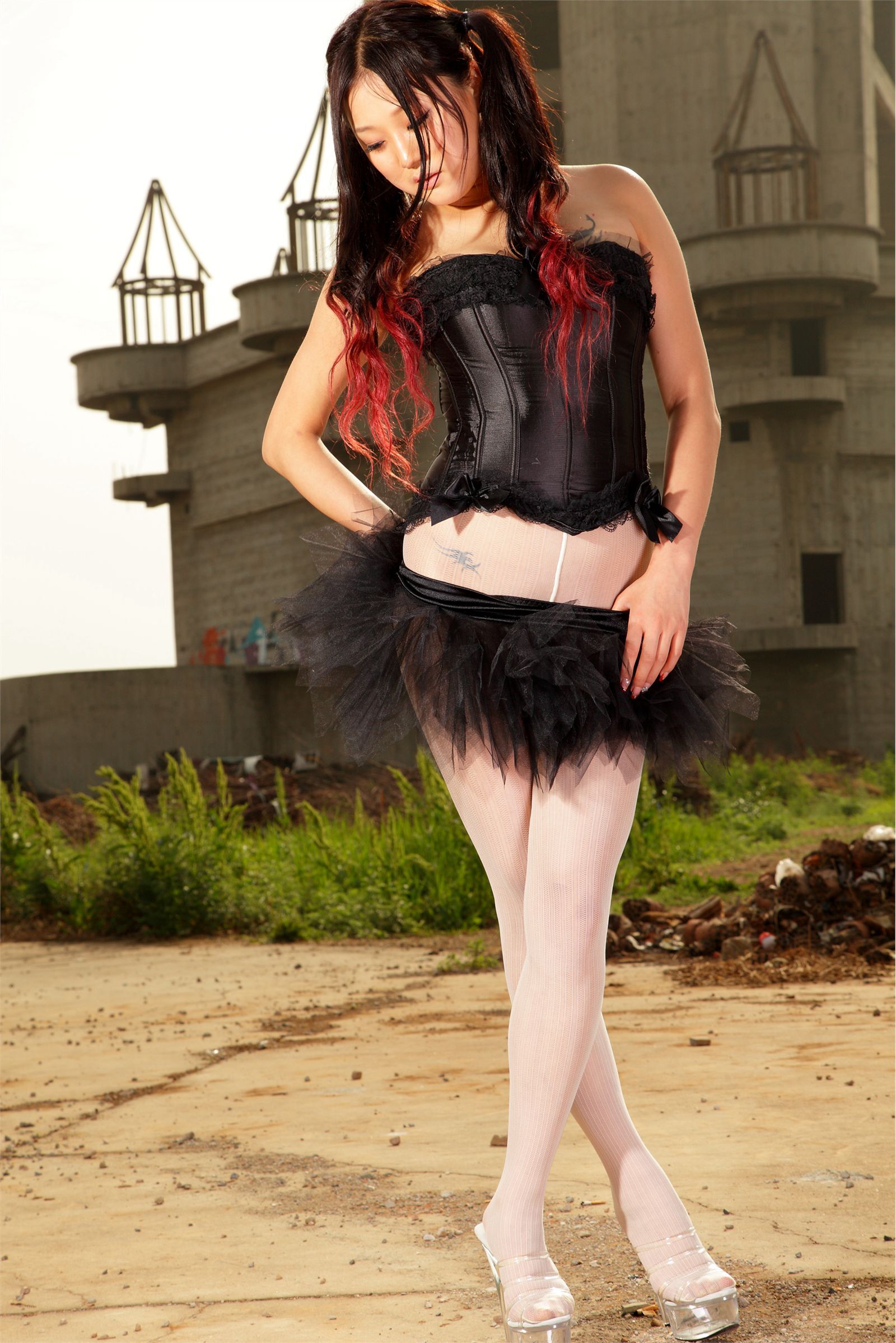 [AISS爱丝]丝袜美腿外拍 NO.019古堡媚丝