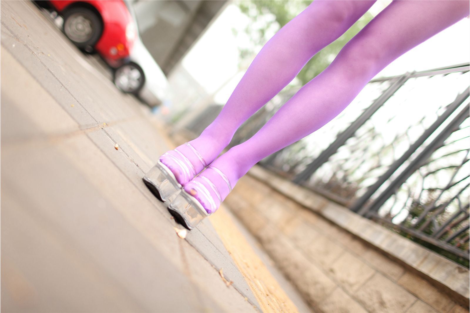 [AISS爱丝]丝袜美腿外拍 NO.021春雨如油，油如丝