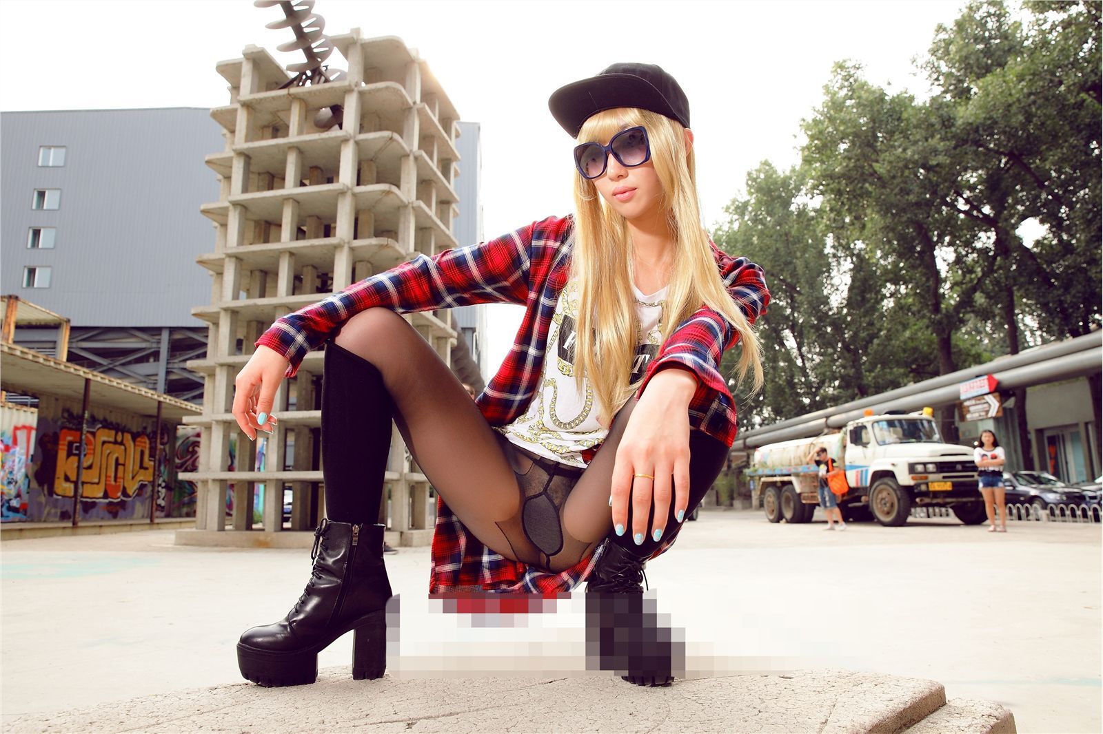 [AISS爱丝] 丝袜美腿外拍 高清原版大图 NO.034 街头范儿