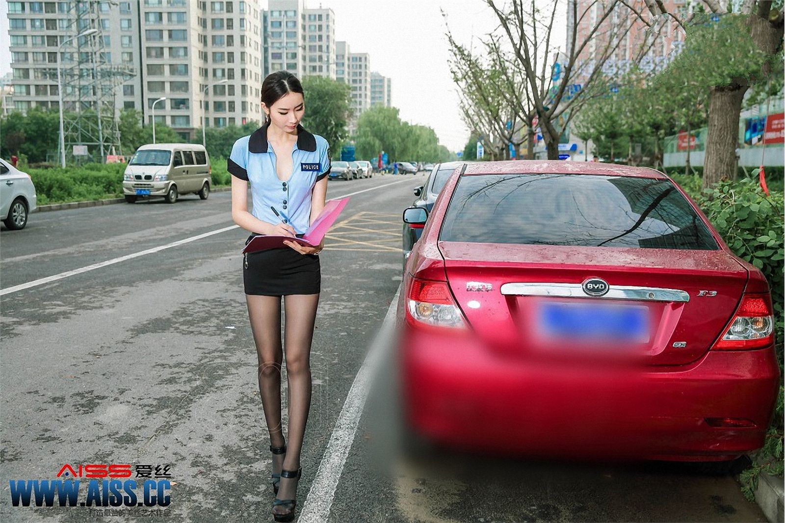 [AISS爱丝]丝袜美腿外拍 NO.061 长腿警员