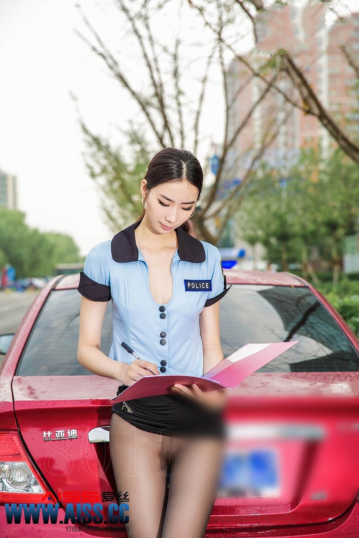 [AISS爱丝]丝袜美腿外拍 NO.061 长腿警员