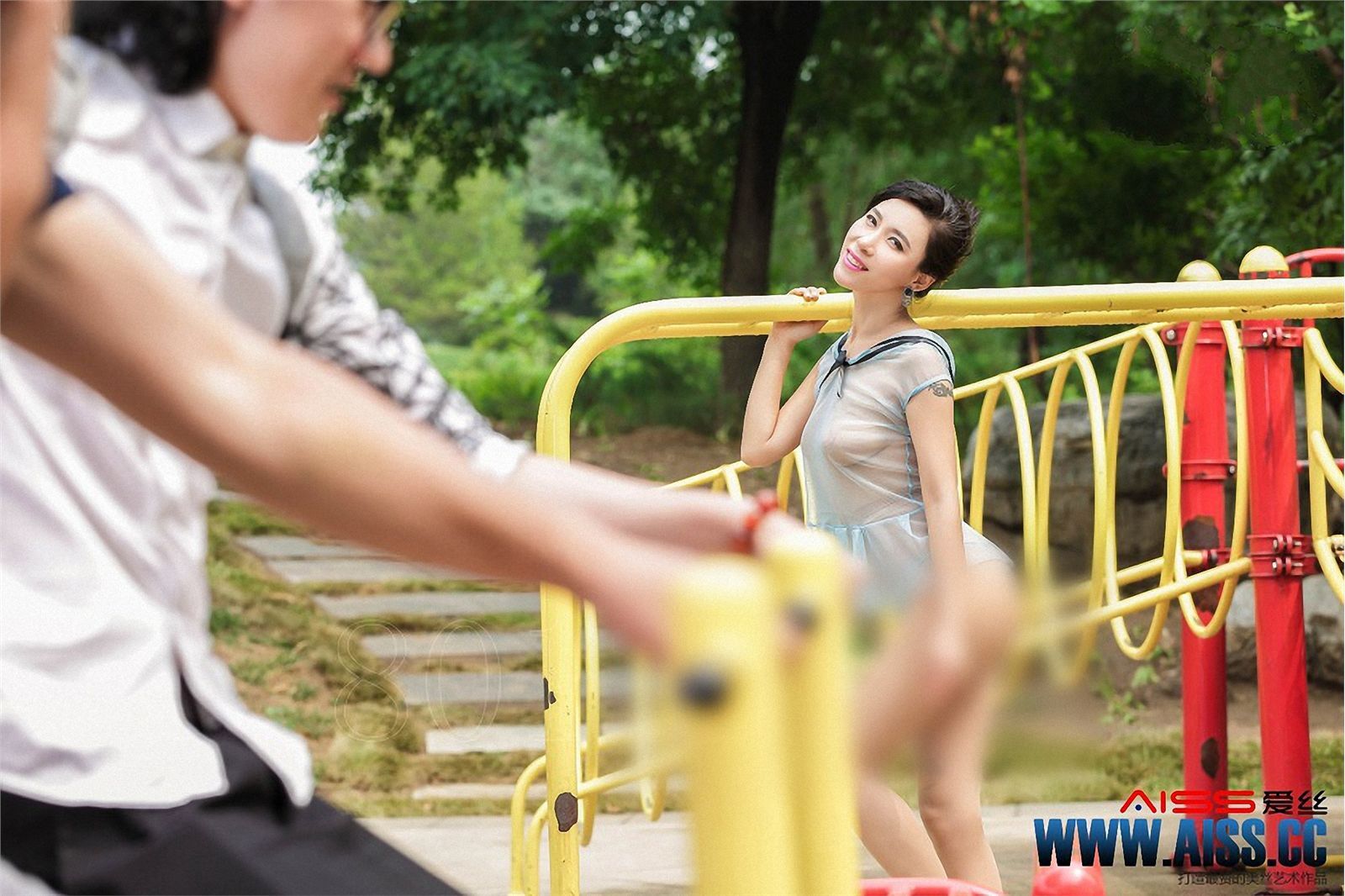 [AISS爱丝]丝袜美腿外拍 NO.063 依美人