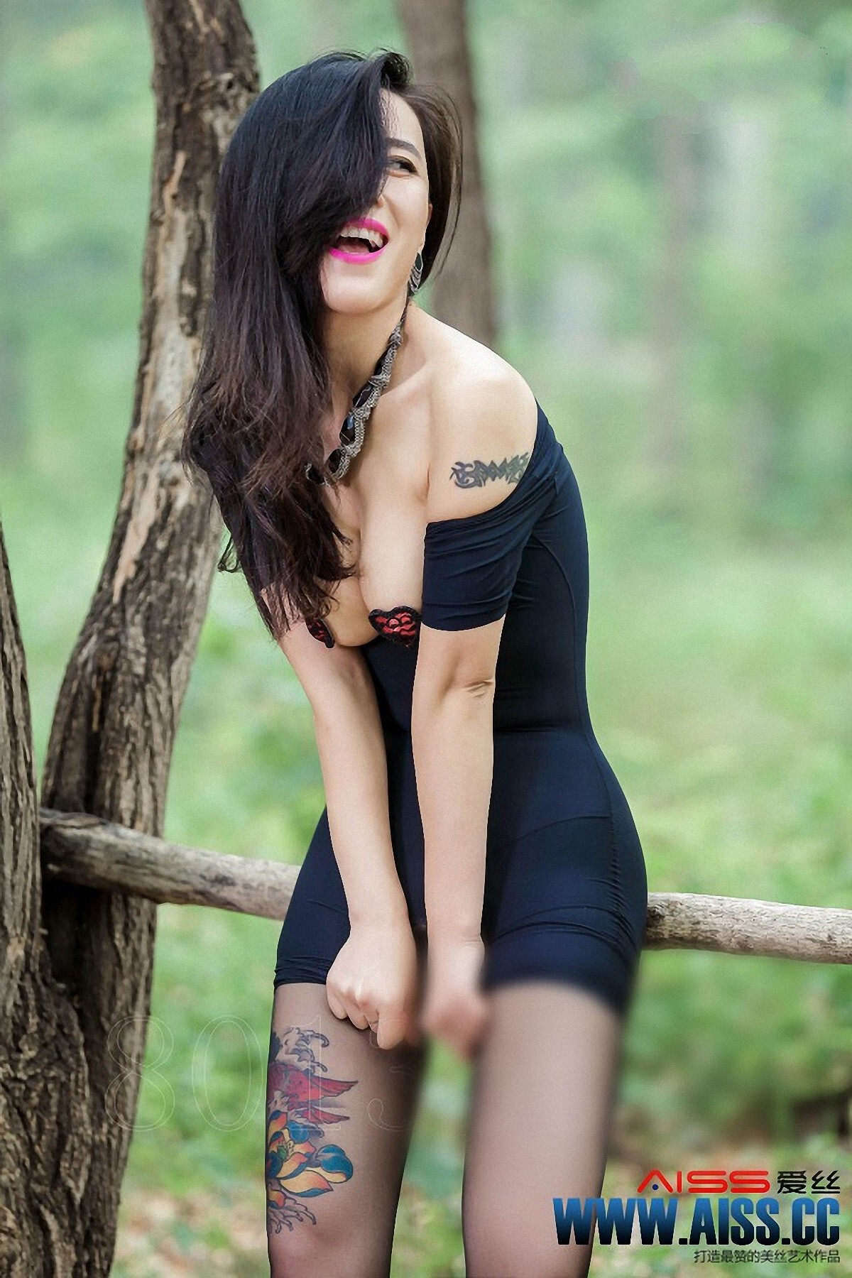 [AISS爱丝]丝袜美腿外拍 NO.063 依美人