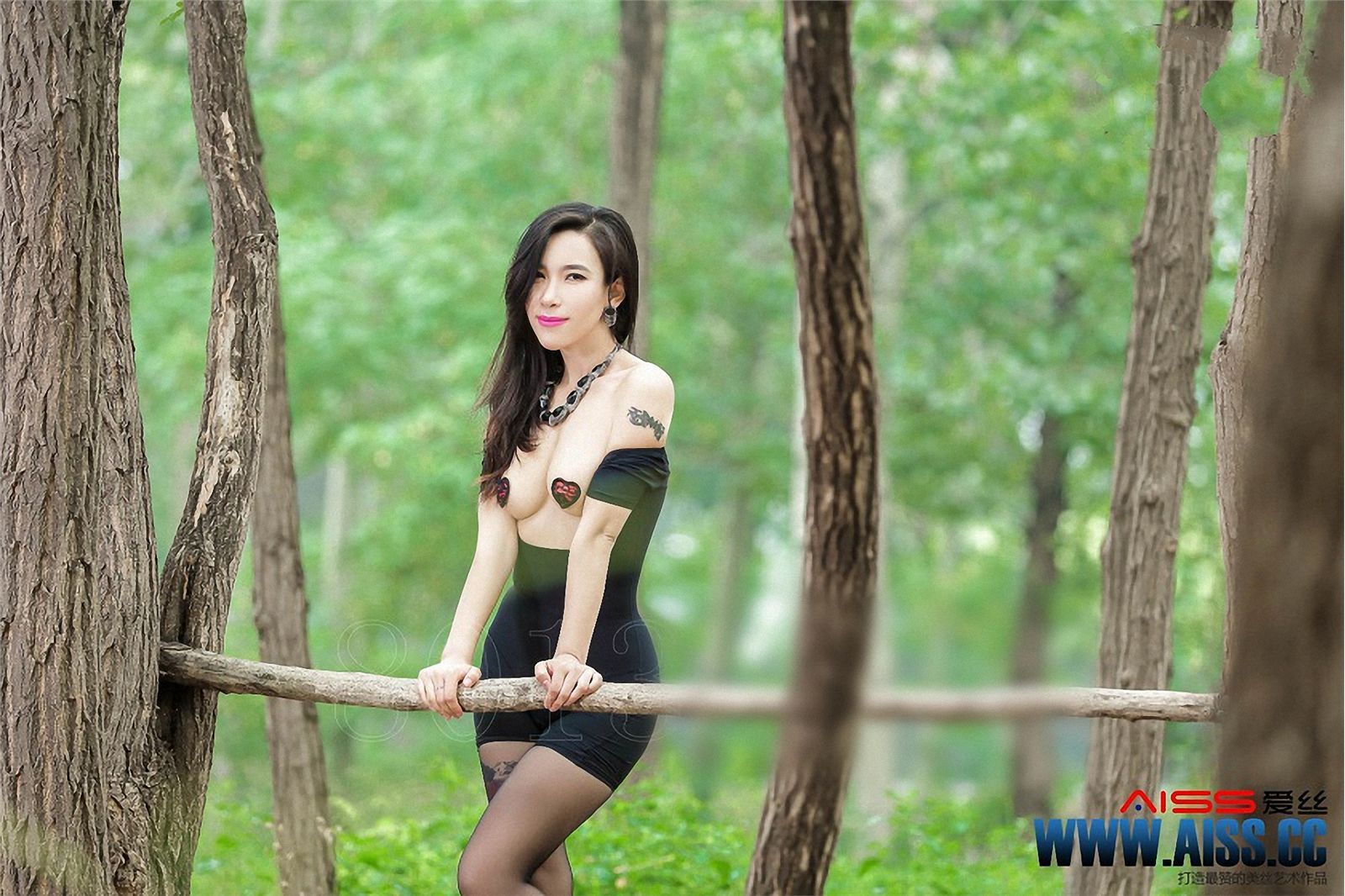 [AISS爱丝]丝袜美腿外拍 NO.063 依美人