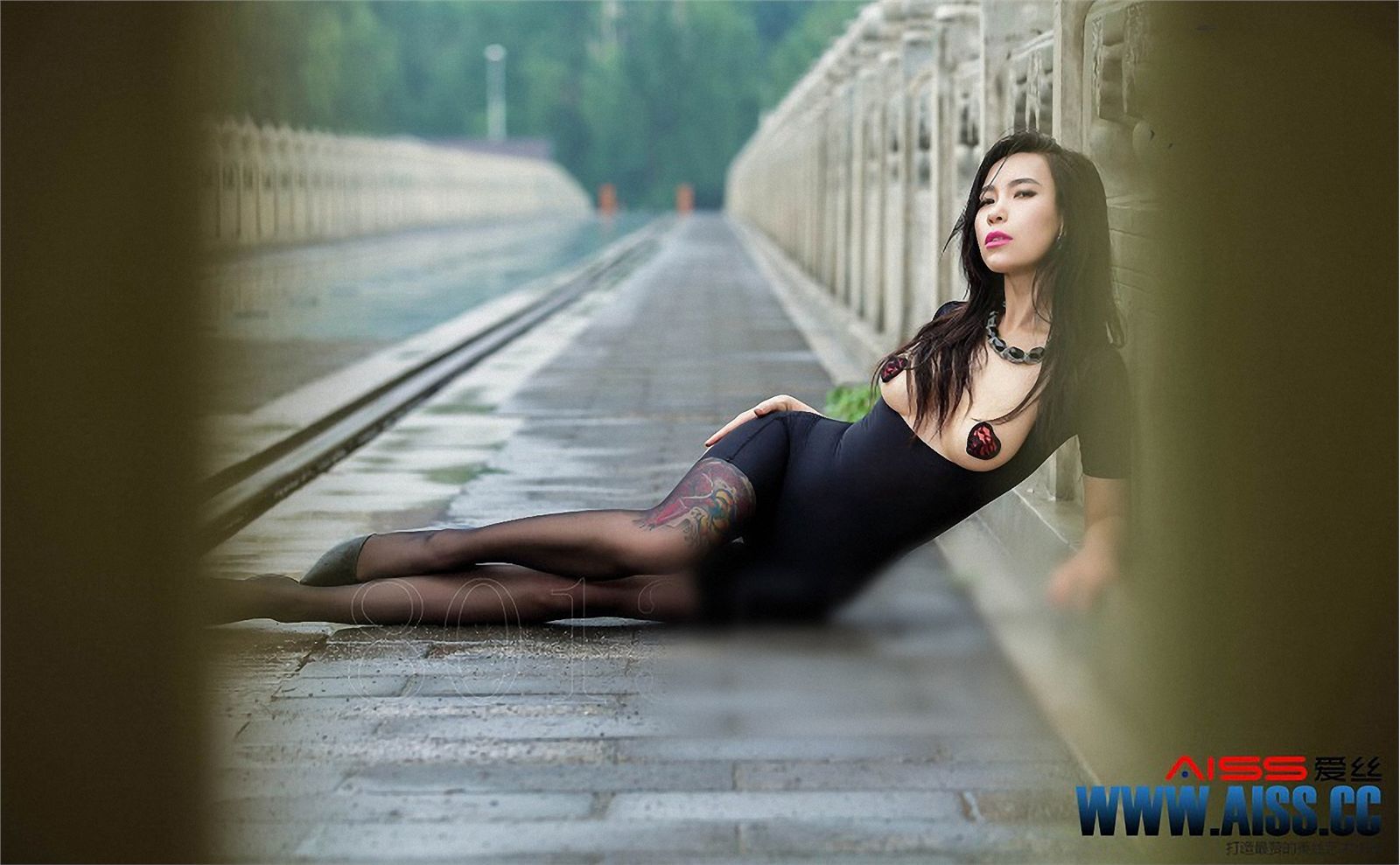 [AISS爱丝]丝袜美腿外拍 NO.063 依美人