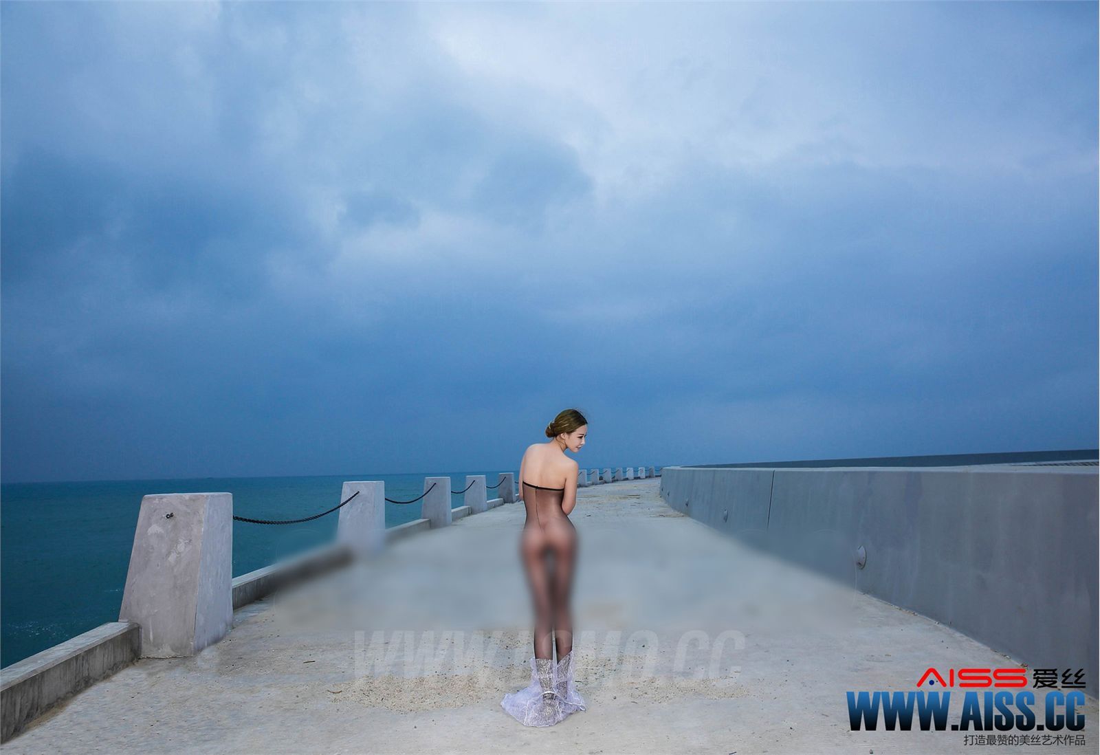 [AISS爱丝]丝袜美腿外拍 NO.068 独自等待