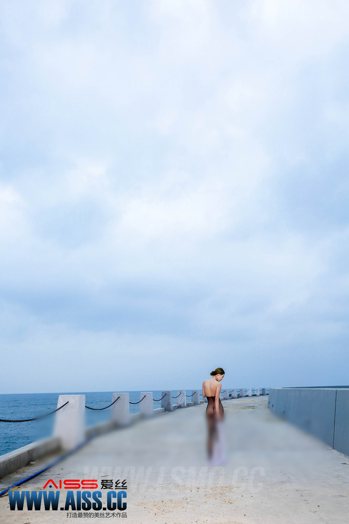 [AISS爱丝]丝袜美腿外拍 NO.068 独自等待