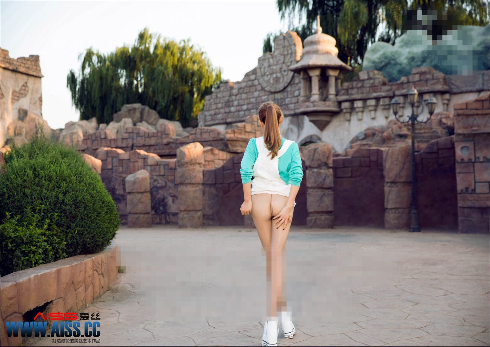 [AISS爱丝]丝袜美腿外拍 NO.071 何冉的假期2