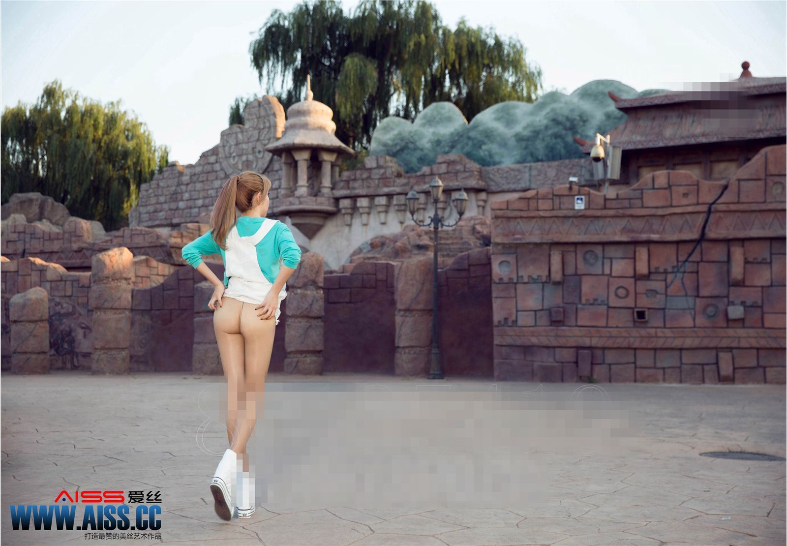 [AISS爱丝]丝袜美腿外拍 NO.071 何冉的假期2