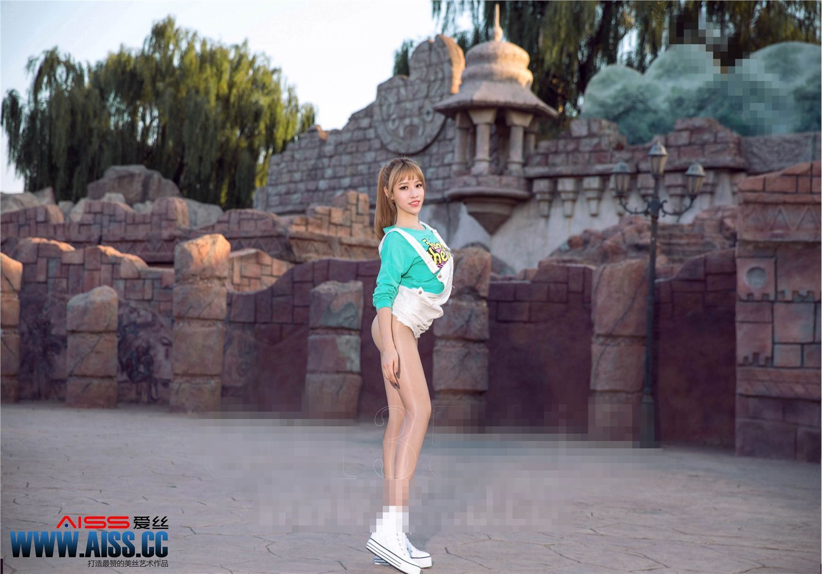 [AISS爱丝]丝袜美腿外拍 NO.071 何冉的假期2