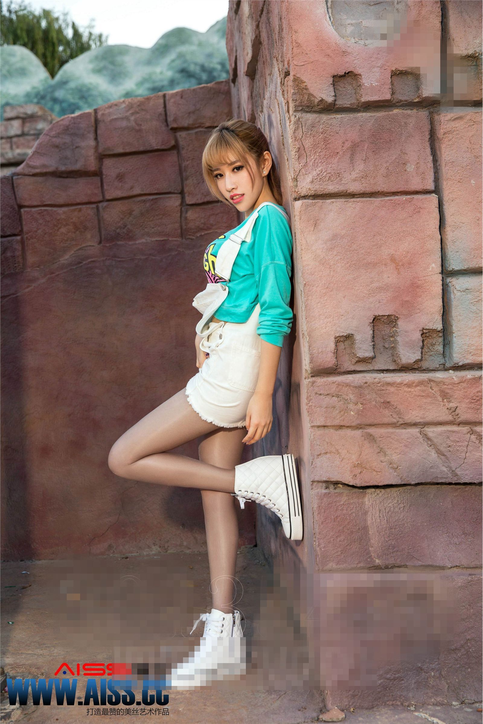 [AISS爱丝]丝袜美腿外拍 NO.071 何冉的假期2