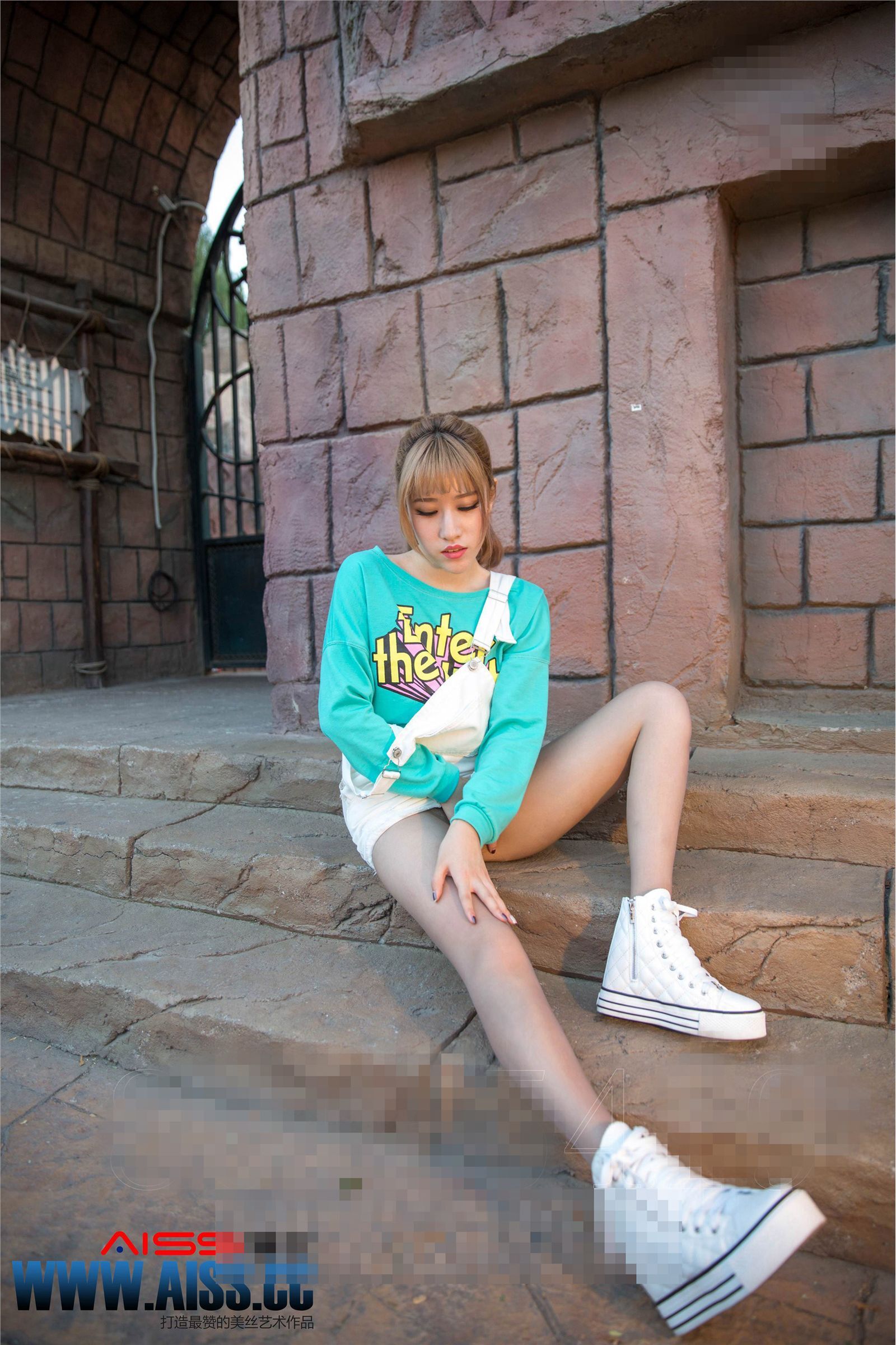 [AISS爱丝]丝袜美腿外拍 NO.071 何冉的假期2
