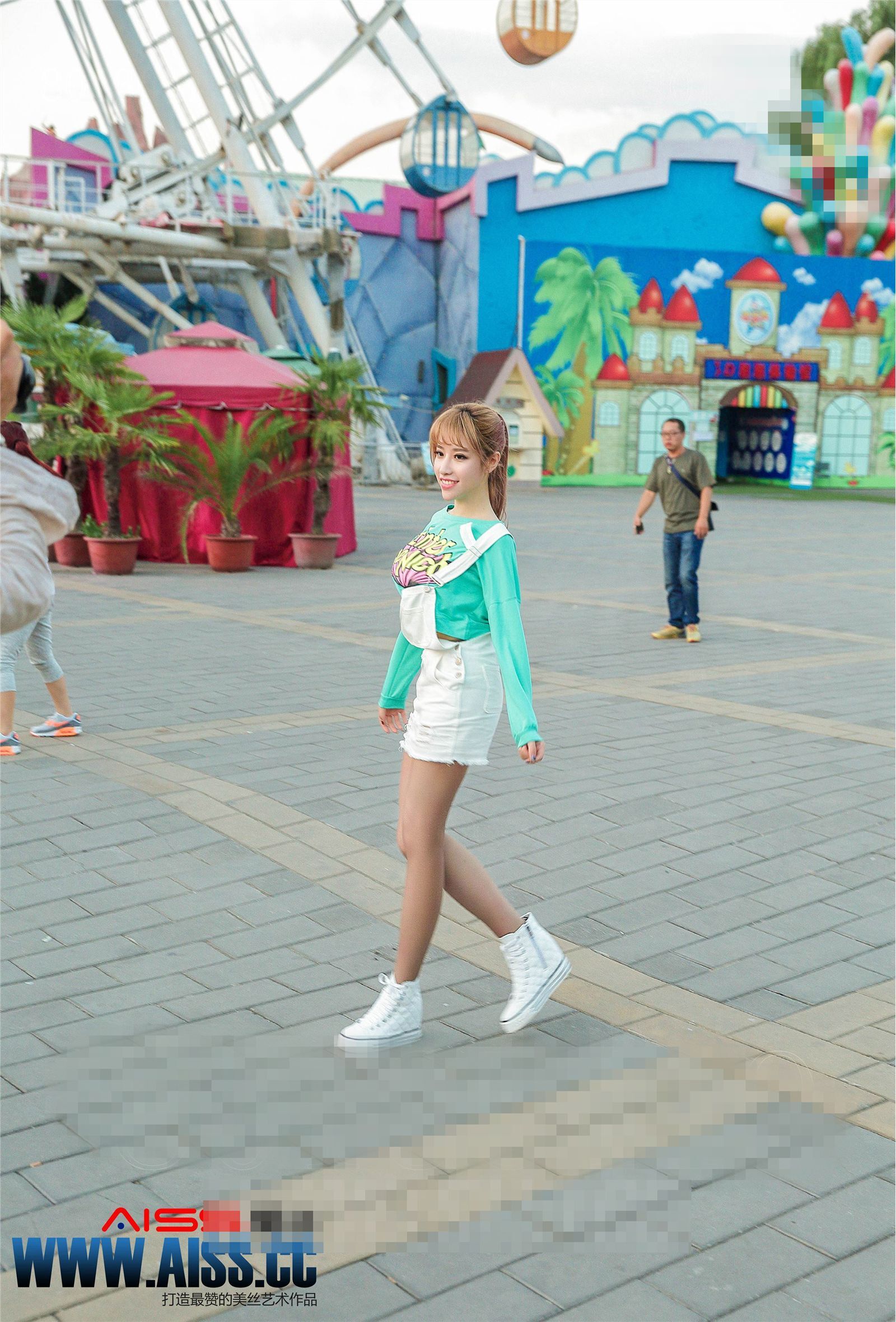 [AISS爱丝]丝袜美腿外拍 NO.071 何冉的假期2