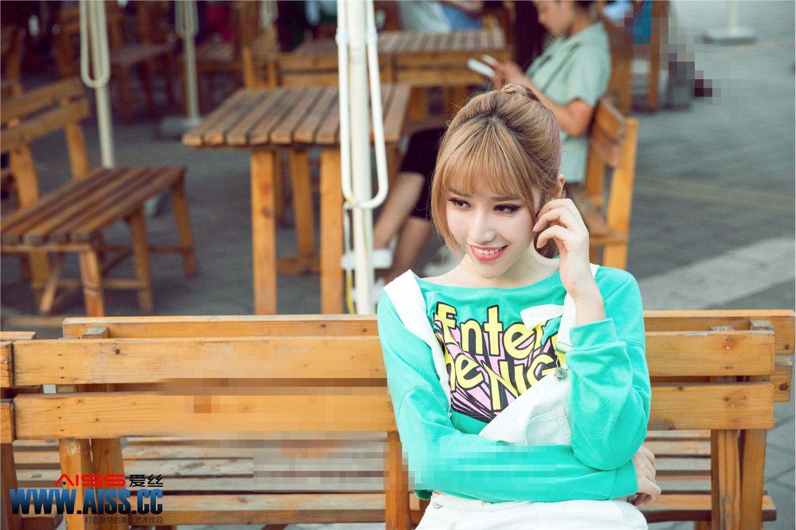 [AISS爱丝]丝袜美腿外拍 NO.071 何冉的假期2