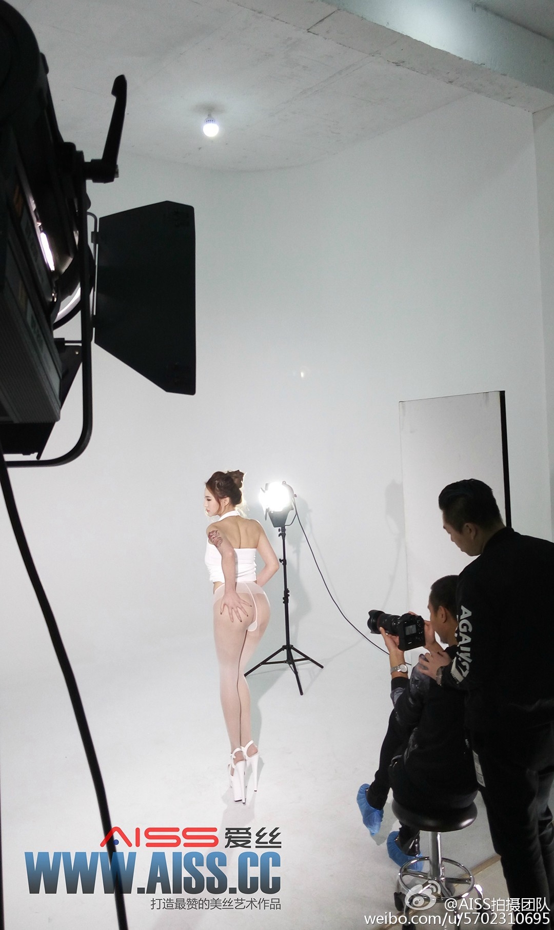 [AISS爱丝]丝袜美腿外拍 NO.073 圣诞丝袜狂欢