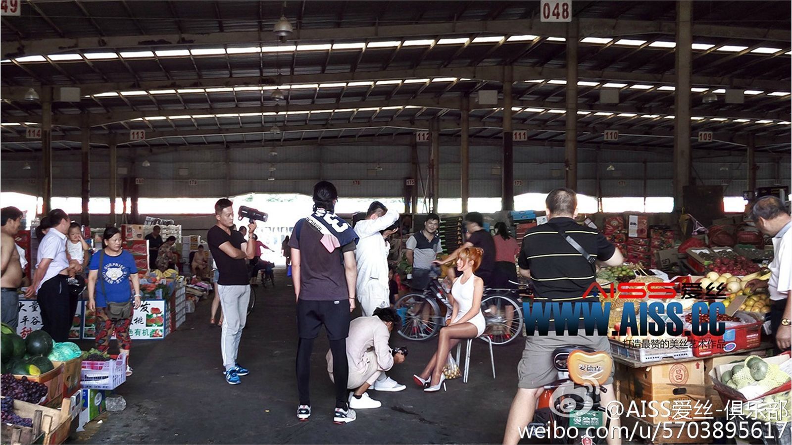 [AISS爱丝]丝袜美腿外拍 NO.073 圣诞丝袜狂欢