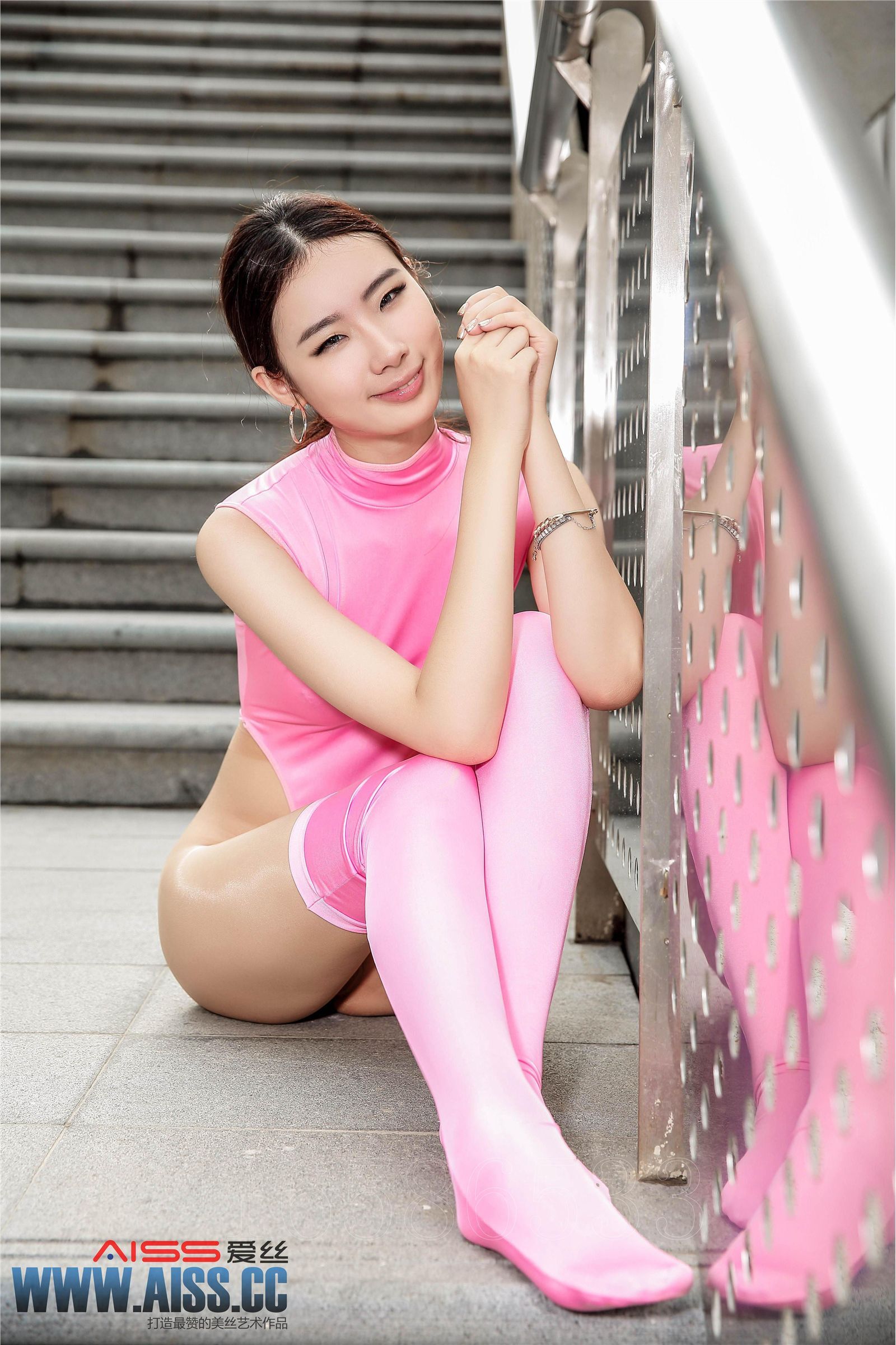 [AISS爱丝]丝袜美腿外拍 NO.083 细高叉的感觉