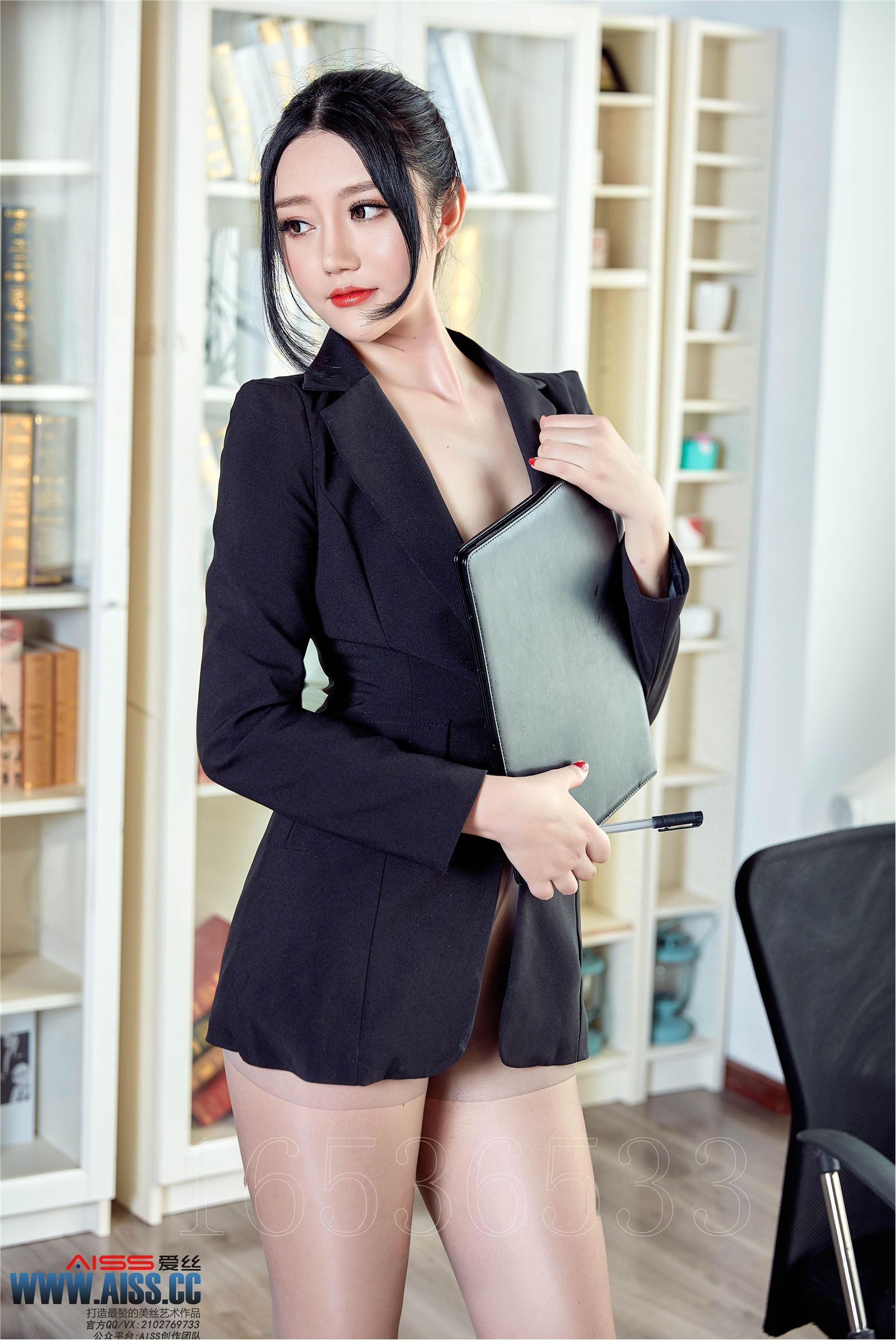 [AISS爱丝]丝袜美腿外拍 No.TR010 严佳丽 爱穿裤袜的上司