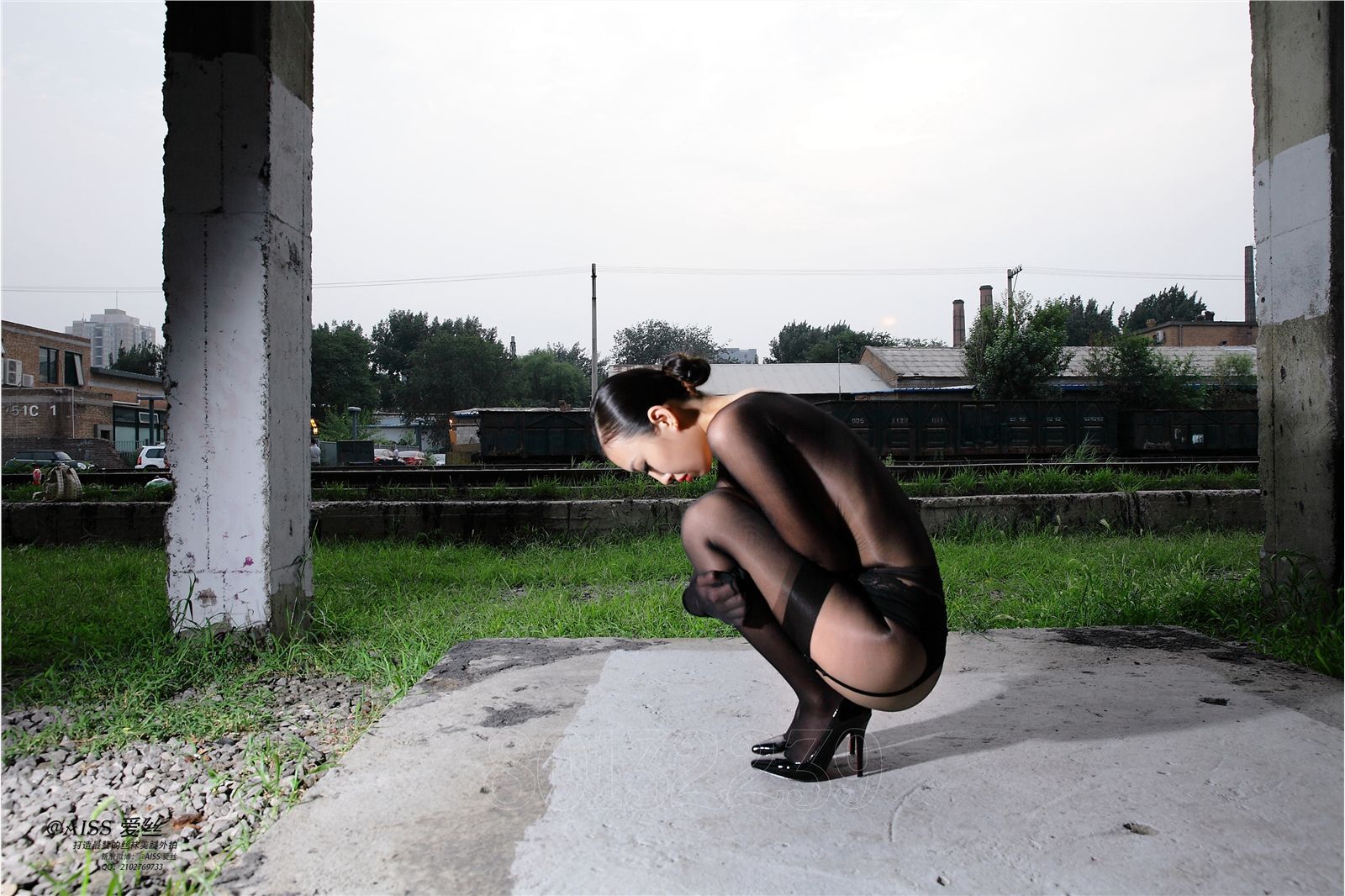 [AISS爱丝]丝袜美腿外拍瑶瑶《The-black-queen》完整版