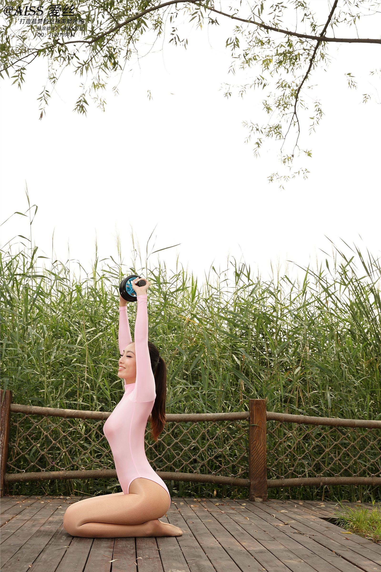 [AISS爱丝] 丝袜美腿外拍 高清原版预览图 - 我们一起练瑜伽