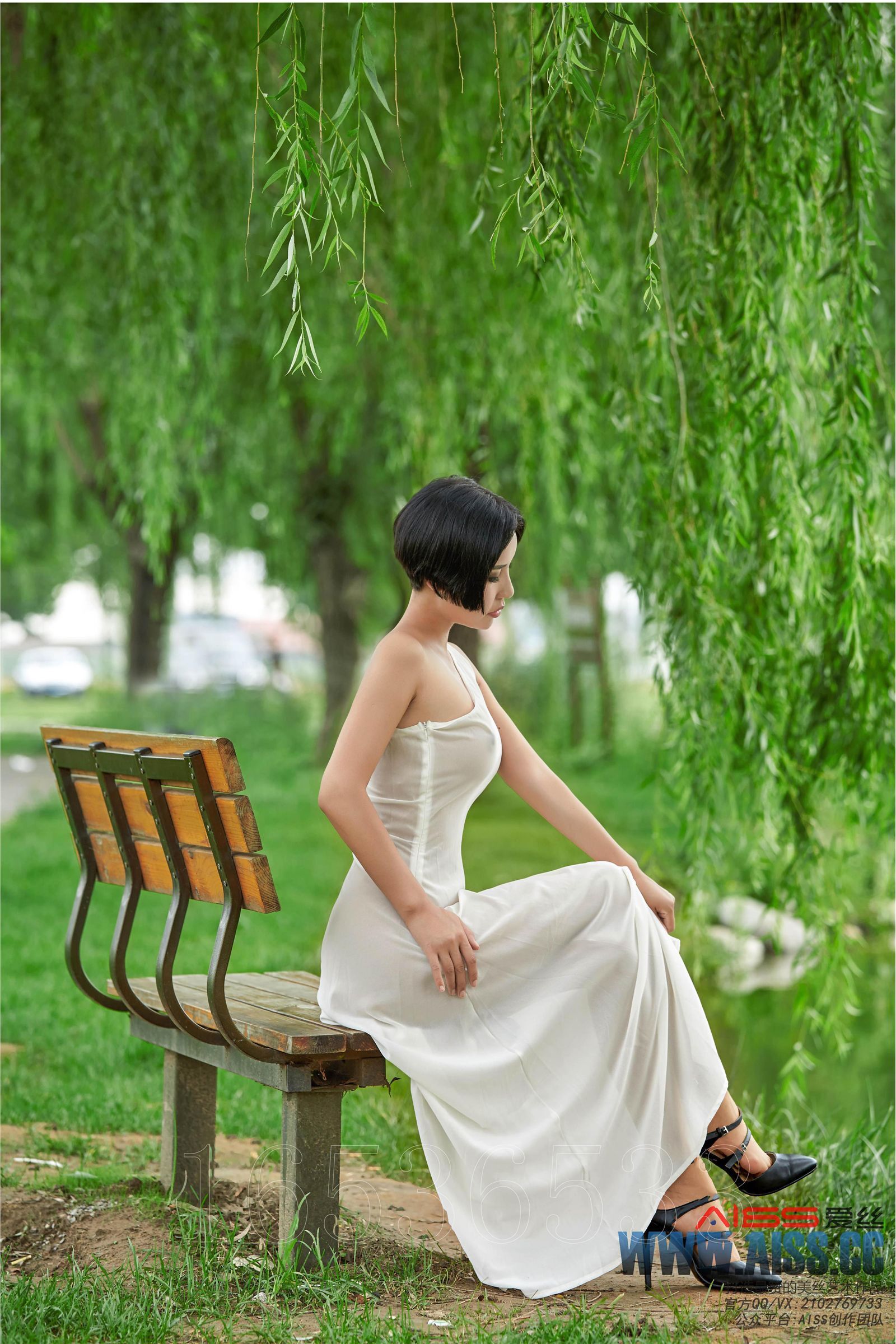 [AISS爱丝]经典丝袜美腿外拍 美丝灵儿