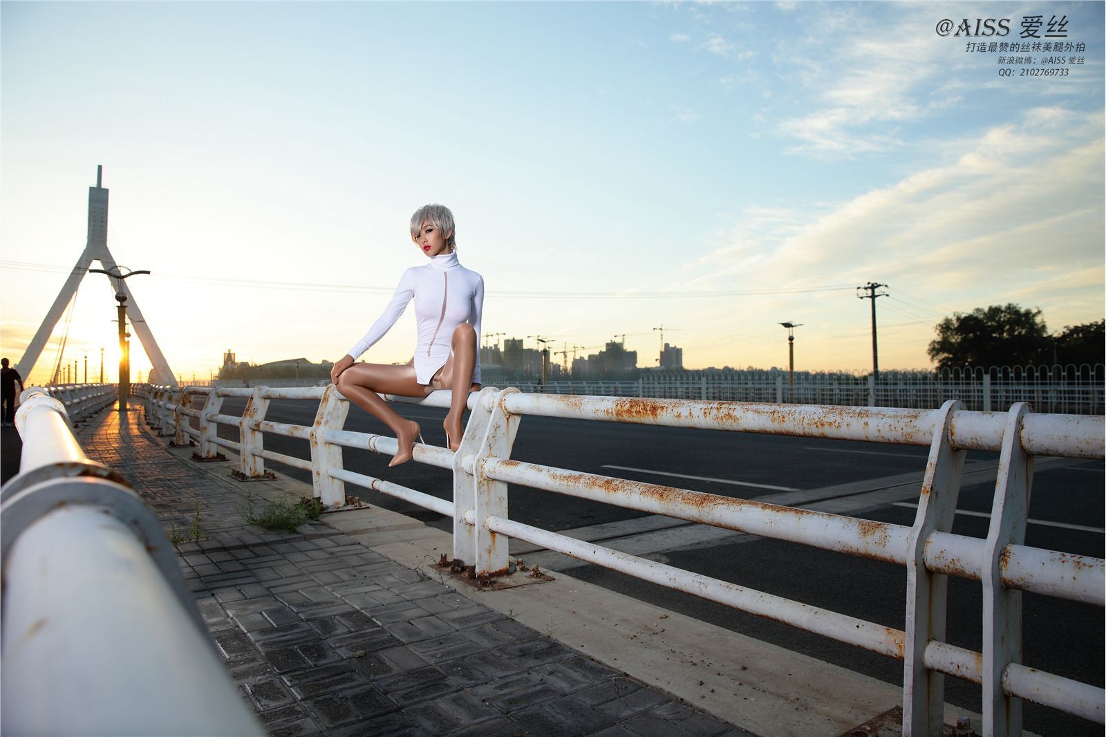 [AISS爱丝] 丝袜美腿外拍 高清原版预览图 - 丝之桥