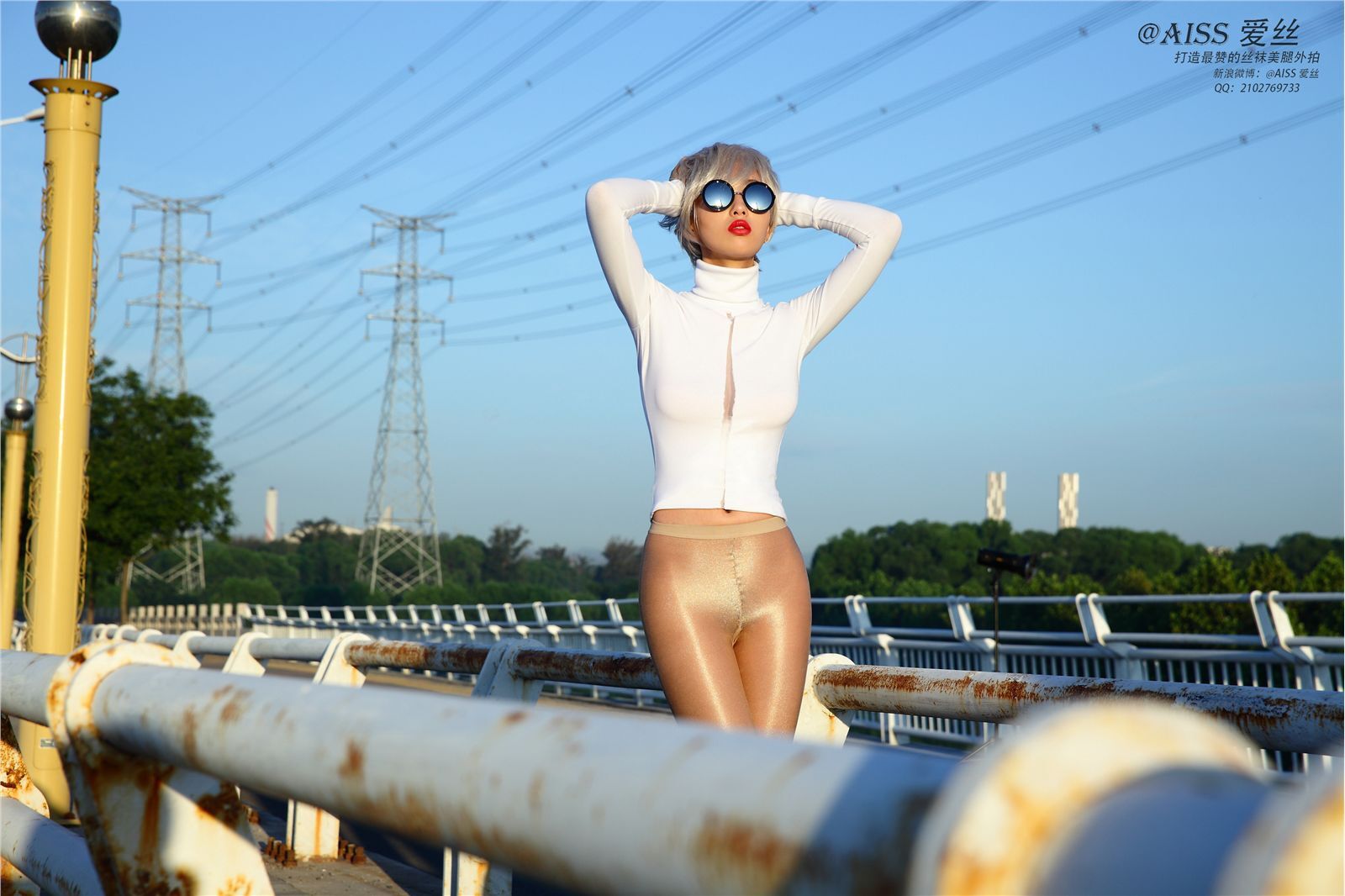 [AISS爱丝] 丝袜美腿外拍 高清原版预览图 - 丝之桥