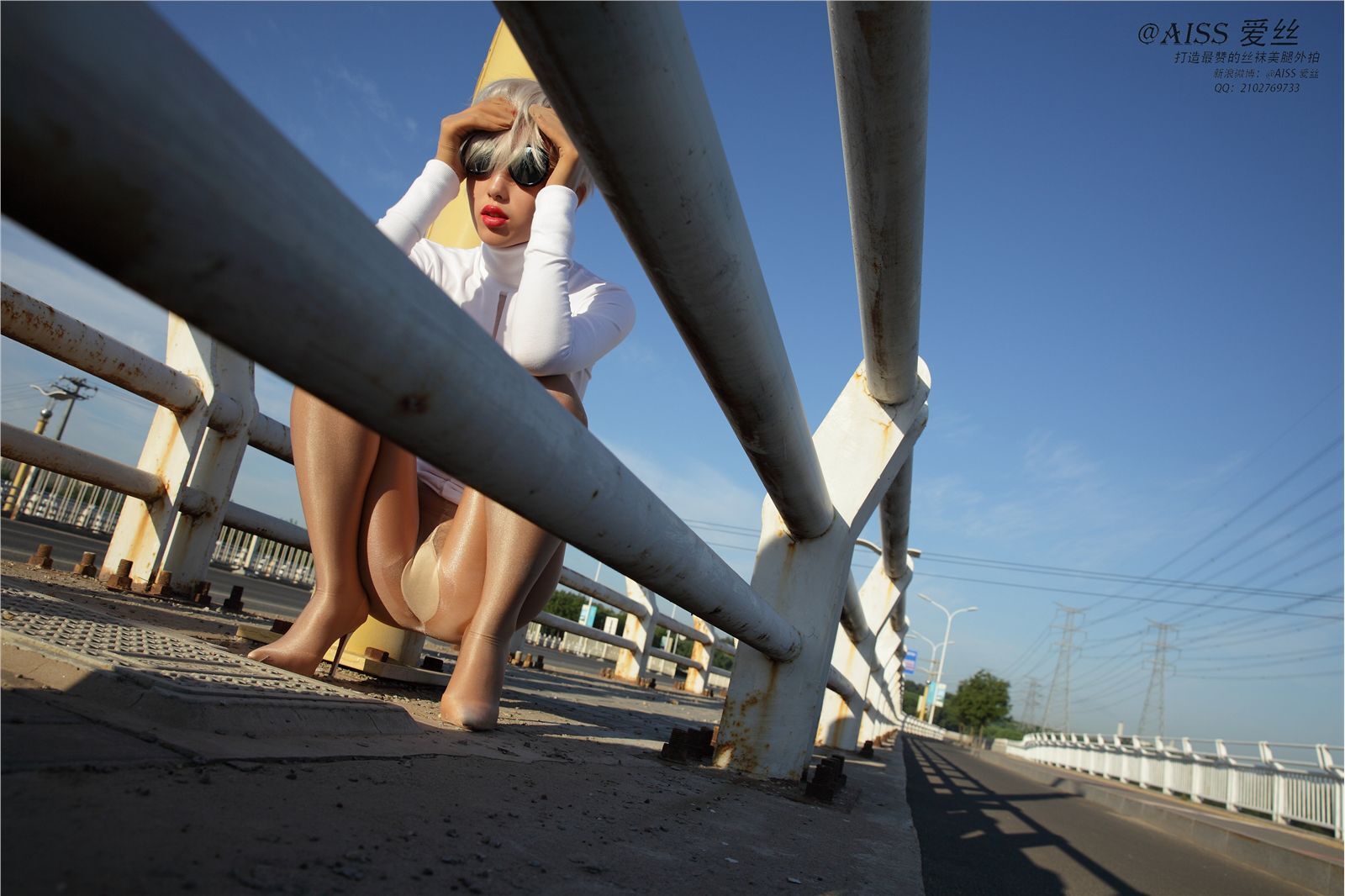 [AISS爱丝] 丝袜美腿外拍 高清原版预览图 - 丝之桥