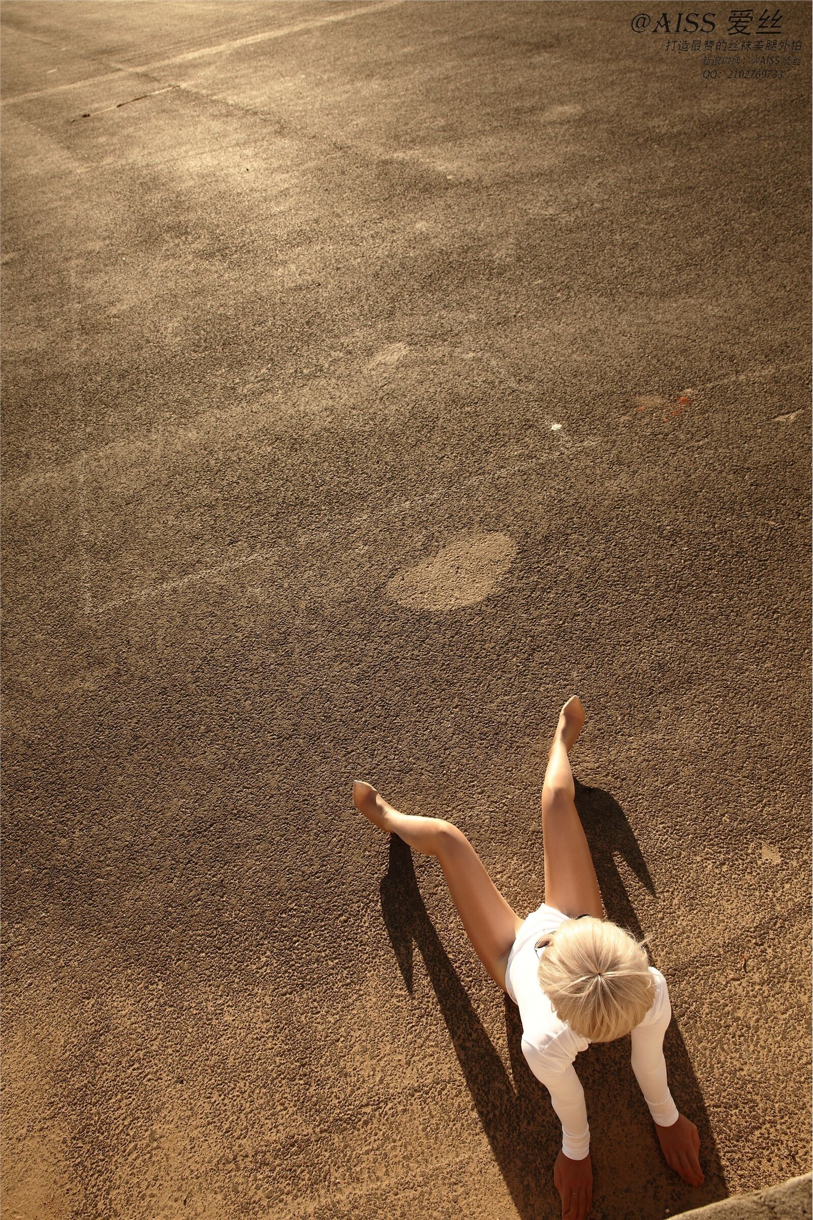 [AISS爱丝] 丝袜美腿外拍 高清原版预览图 - 丝之桥