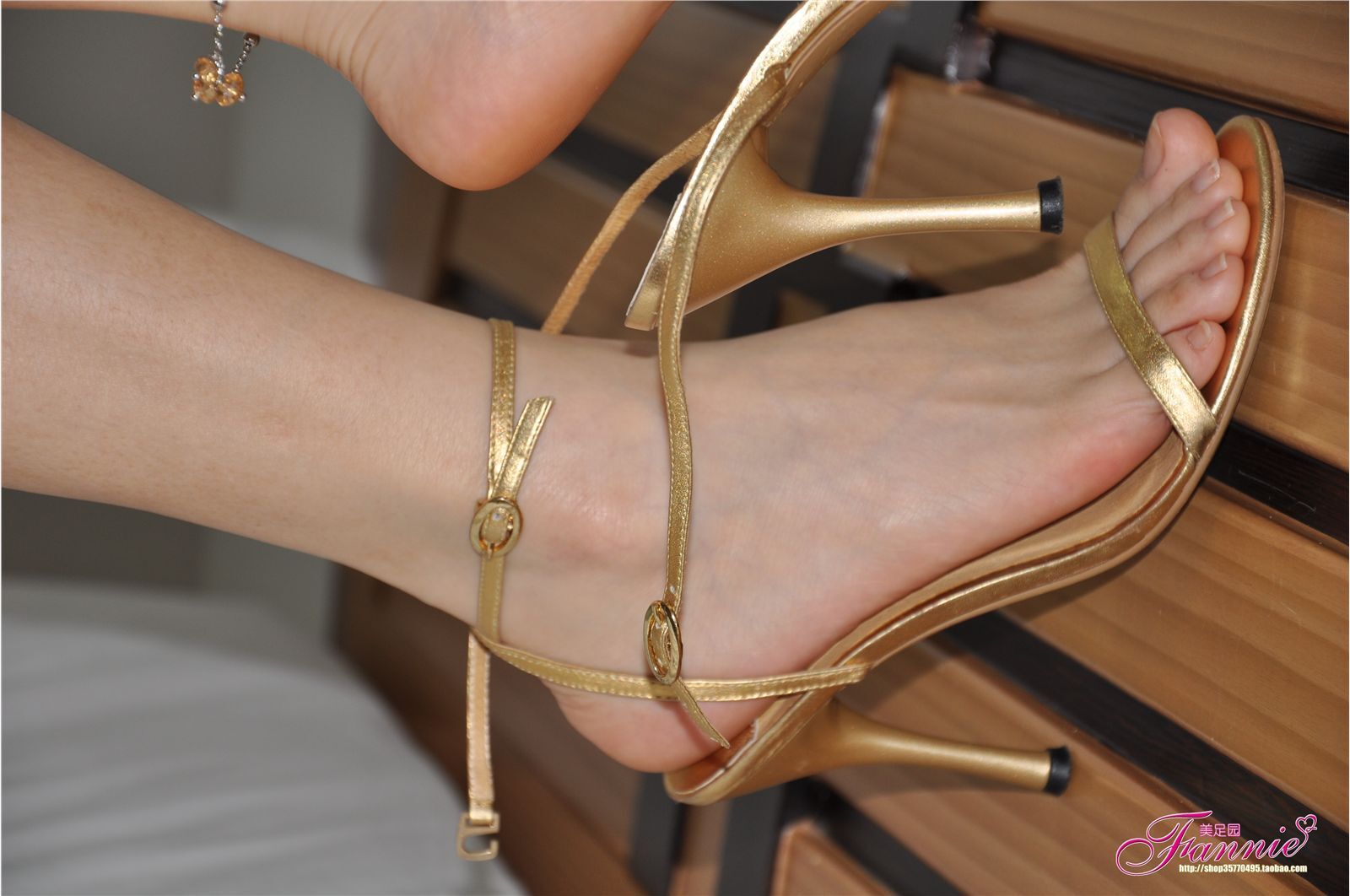 Fannie芬妮高清原图之精致女人的选择 秀美脚踝的魅惑（金色旋律）NO.212