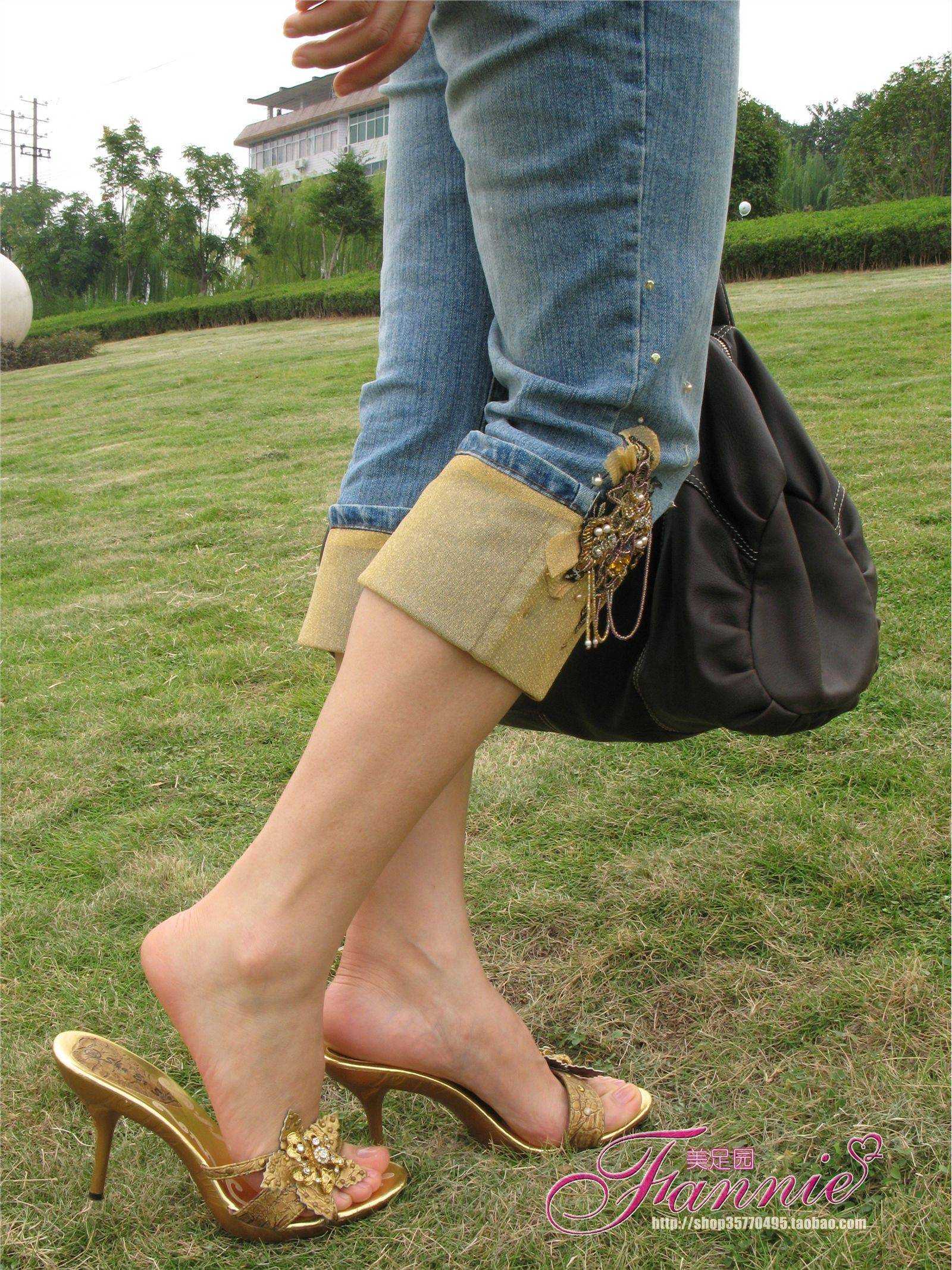 Fannie芬妮高清原图之金色凉拖NO.231