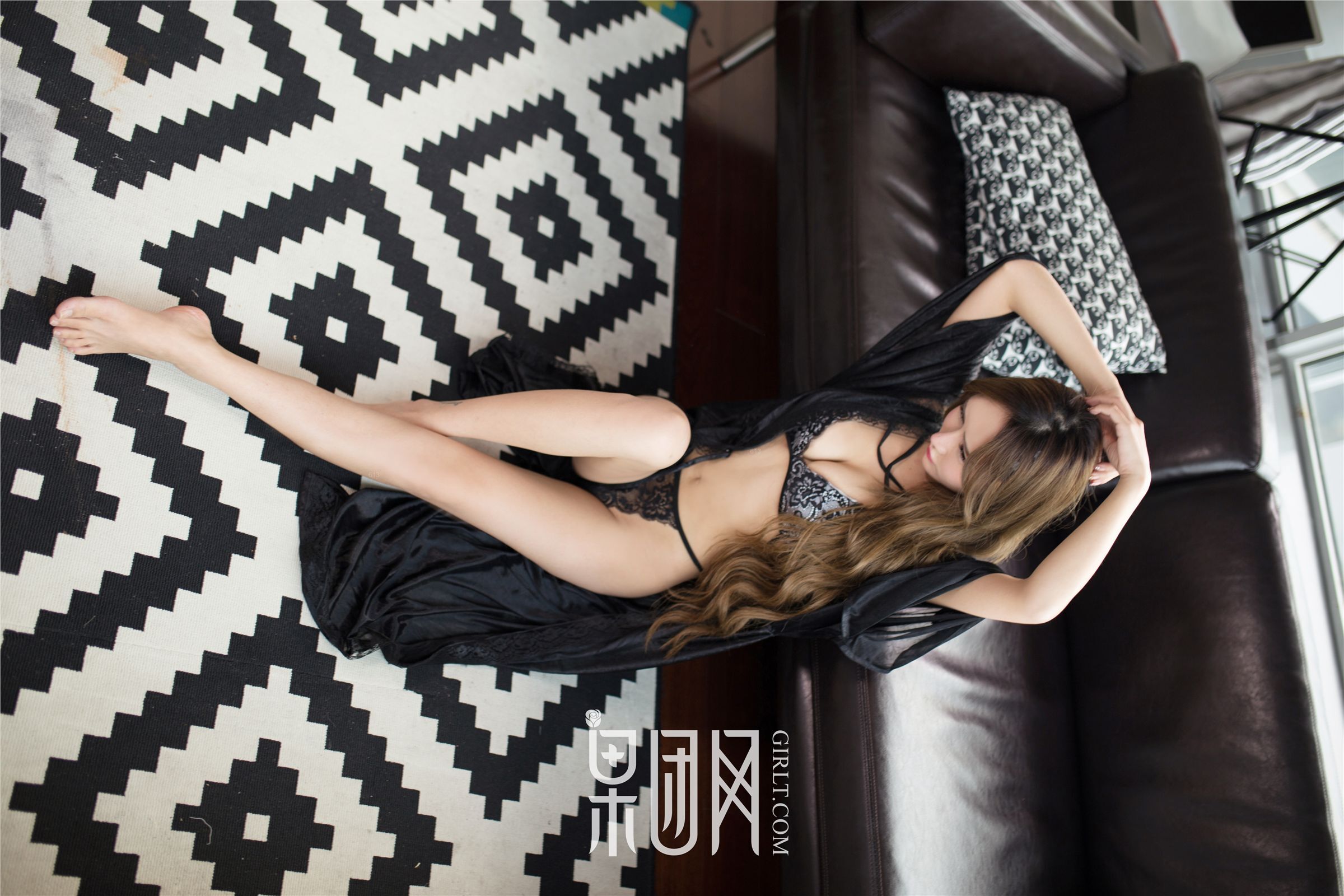 [Girlt]果团 2017-07-08 Vol.027 何梦兮Stacy 御姐女老师爆乳装玩转制服诱惑