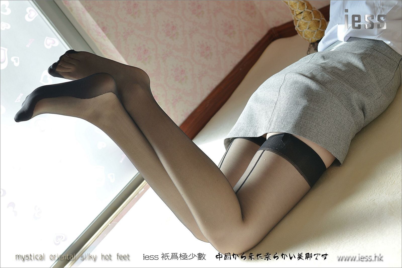 [IESS]异思趣向 温暖的黑丝吊带袜