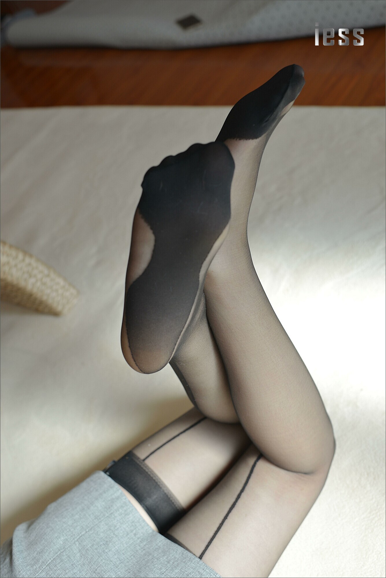 [IESS]异思趣向 温暖的黑丝吊带袜