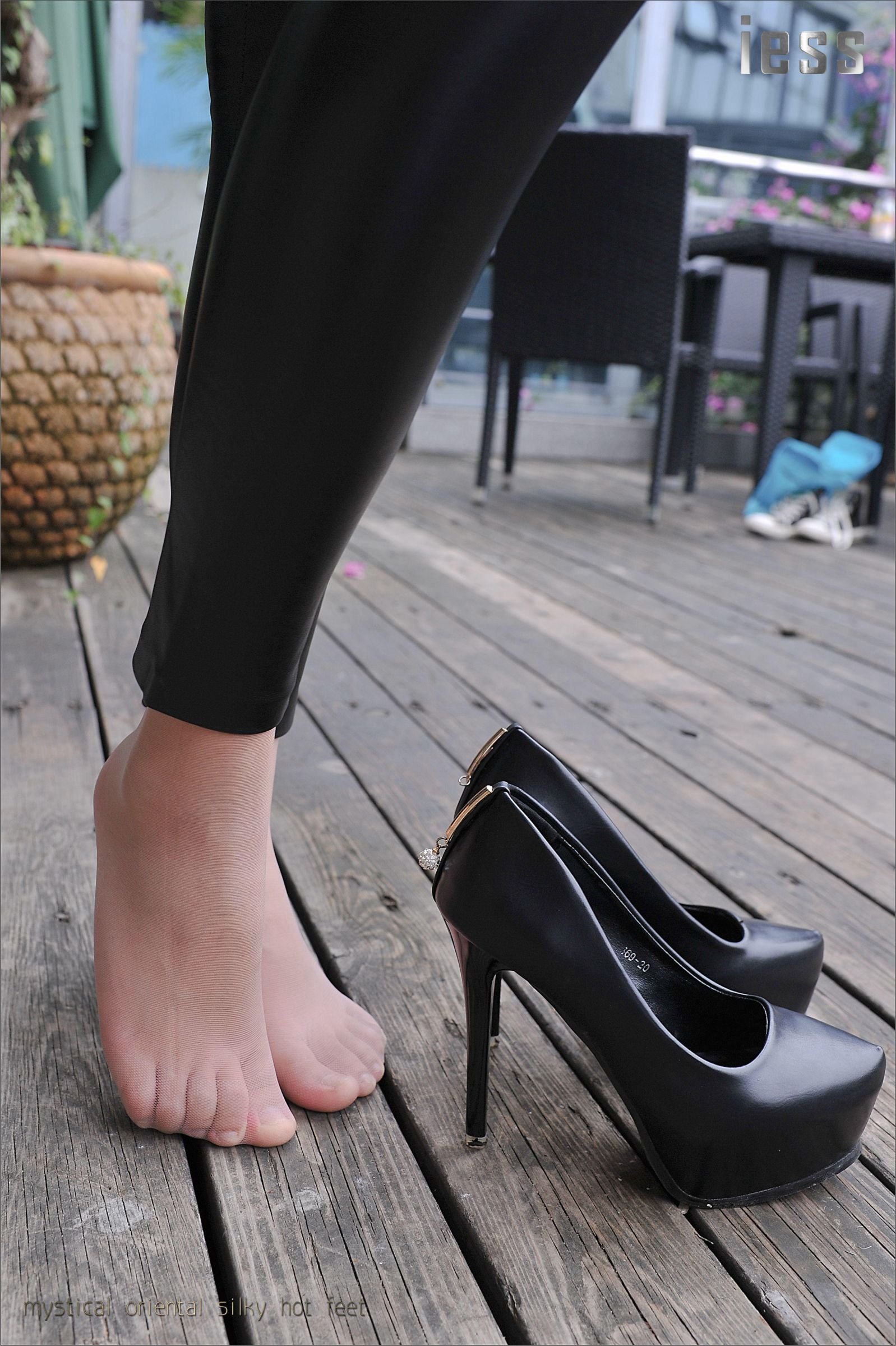 [IESS]异思趣向 羊羊 紧绷皮裤与顺滑肉丝1